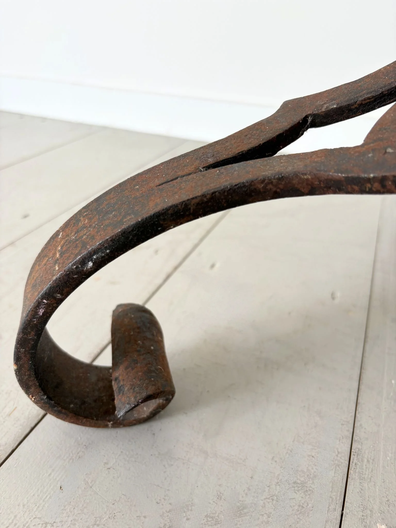 French Iron Floor Lamp With Scrolled Feet - Bureau Bruton