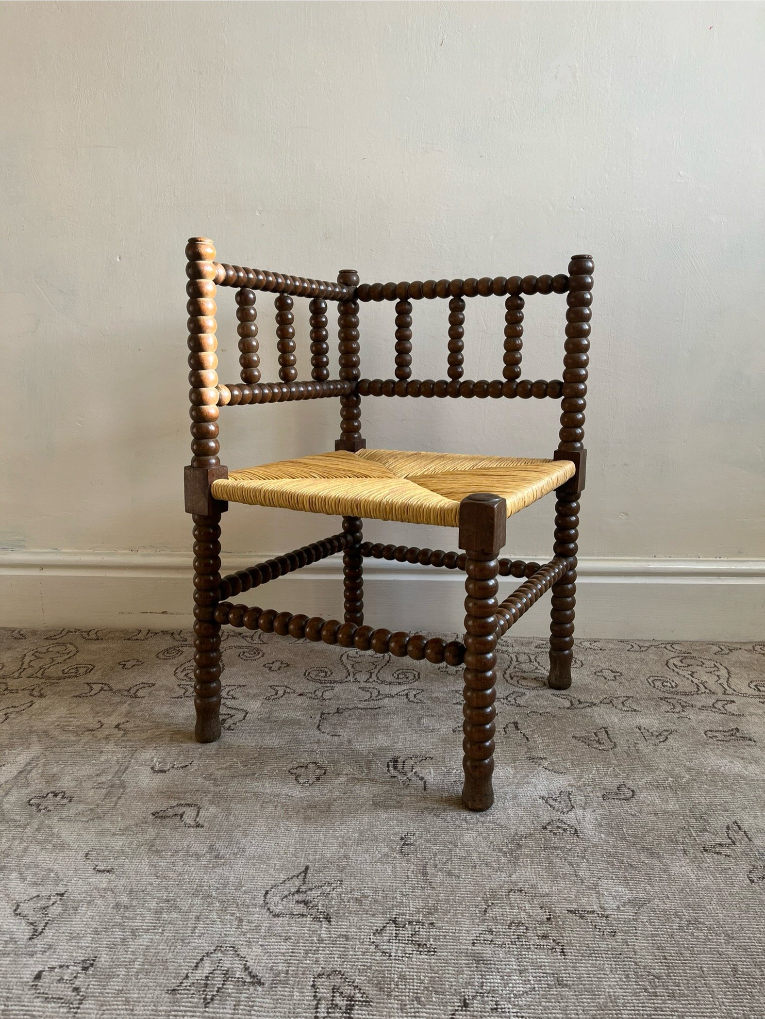 Bobbin chair in hand turned wood with rush seat - Bureau Bruton