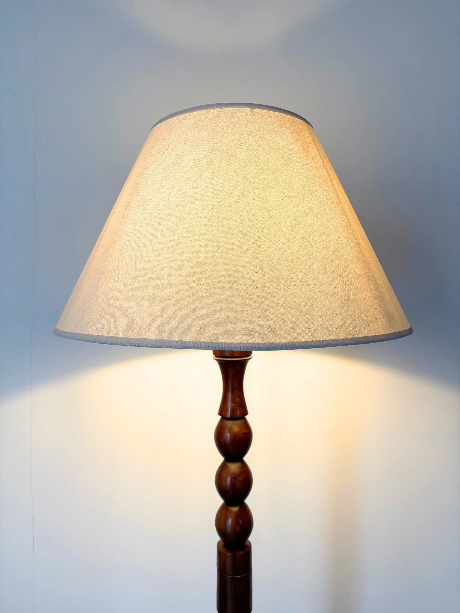 Antique Turned Wooden Floor Standing Lamp - Bureau Bruton