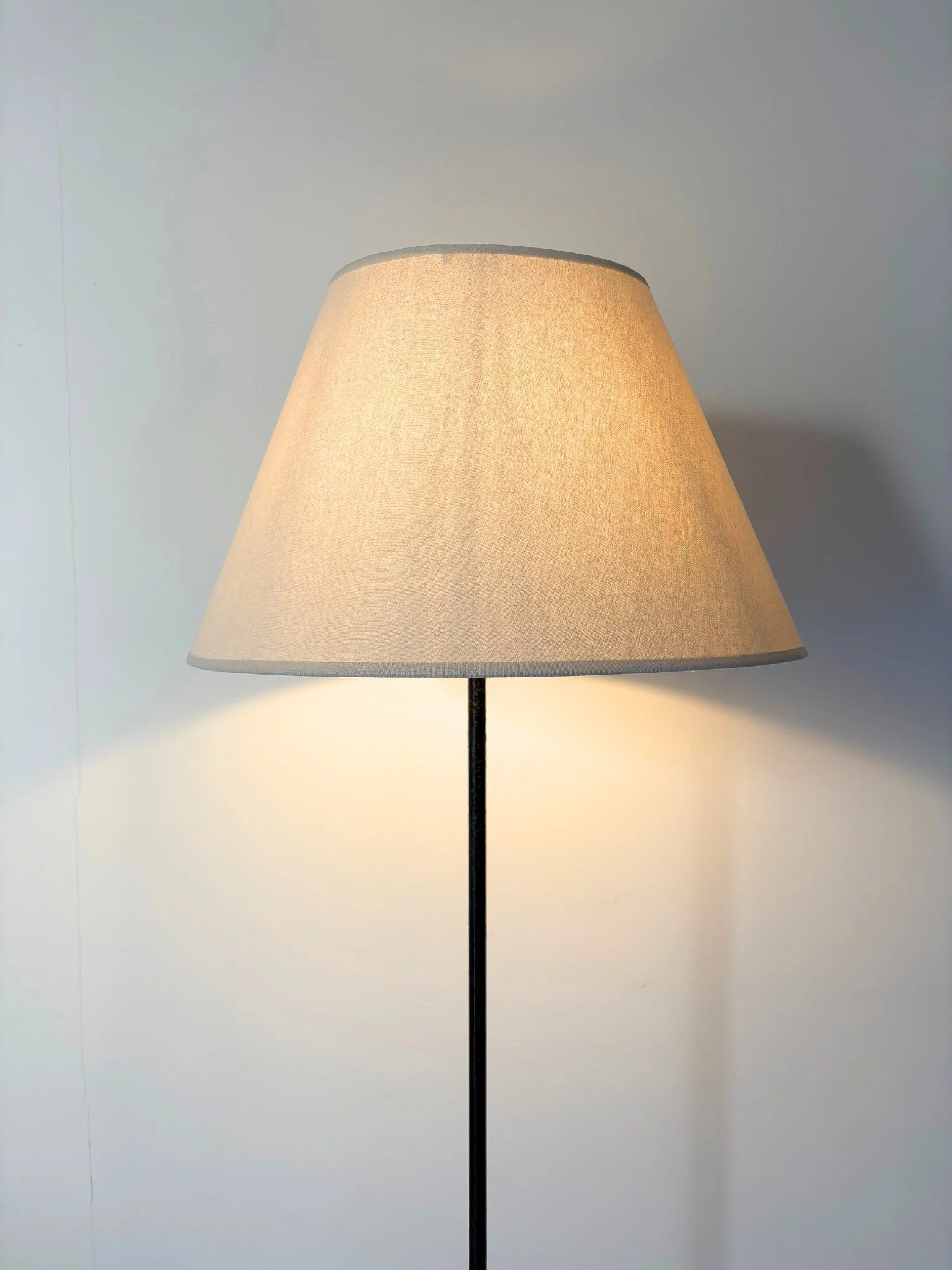 Slim Metal Standard Lamp In The Style of Jacques Adnet - Bureau Bruton