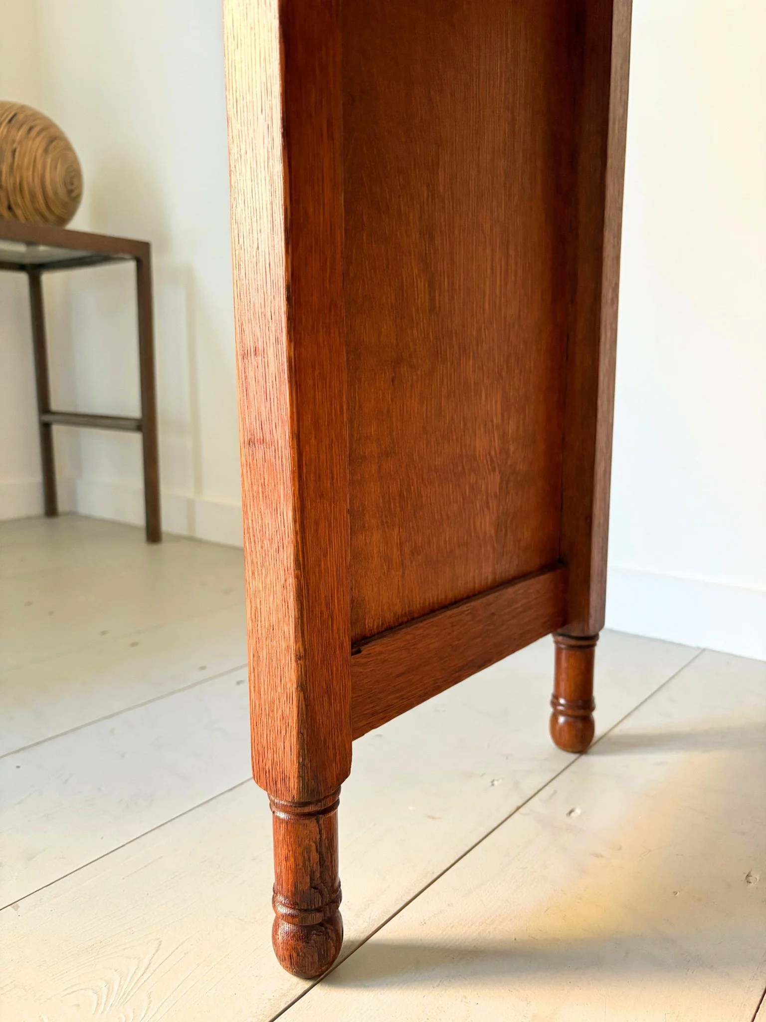 Minimalist side panels in solid oak flank both ends of this exceptional desk by Heals c.1930 - Bureau Bruton