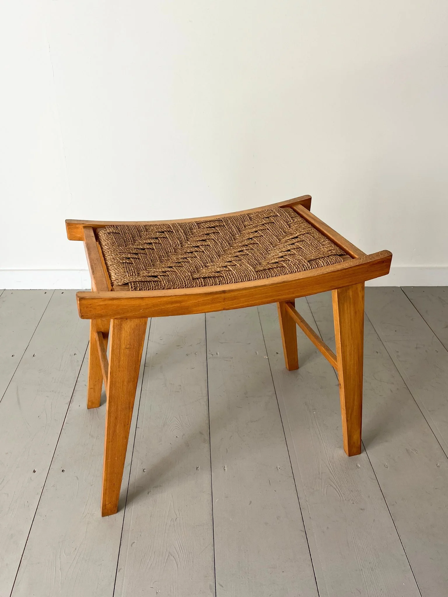 Modernist design woven rope stool with wooden frame - Bureau Bruton