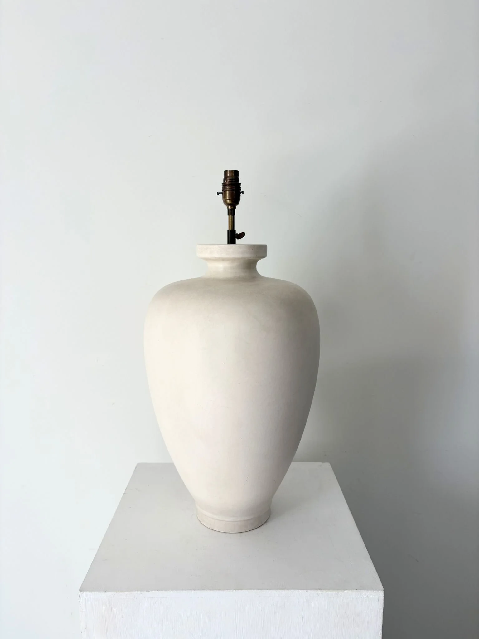 Giant Off White Vintage Ceramic Lamp With Adjustable Antique Brass Riser - Bureau Bruton