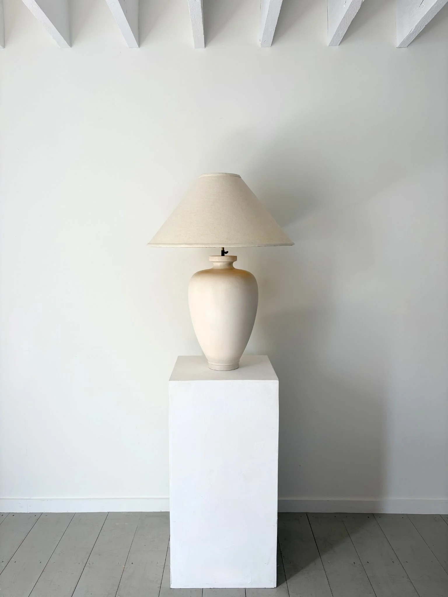 Oversized Vintage Ceramic Urn Table Lamp In Neutral Tones - Bureau Bruton