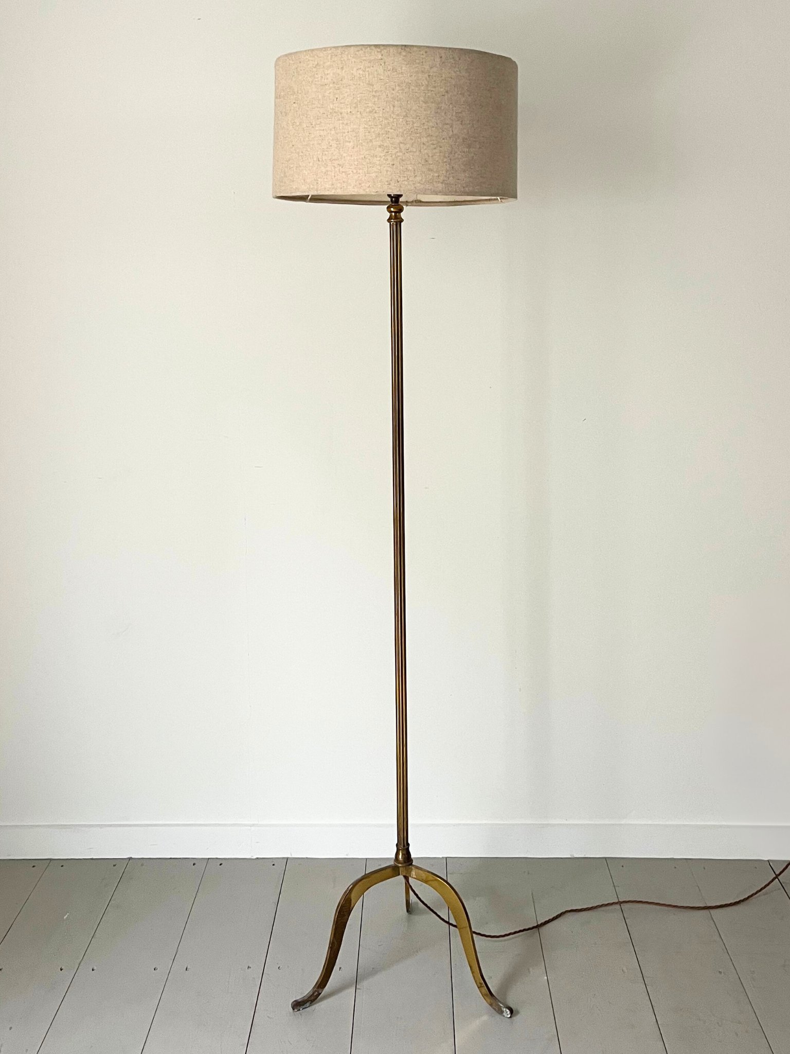 An understated and elegant 20th Century brass floor lamp, c. 1950s - Bureau Bruton