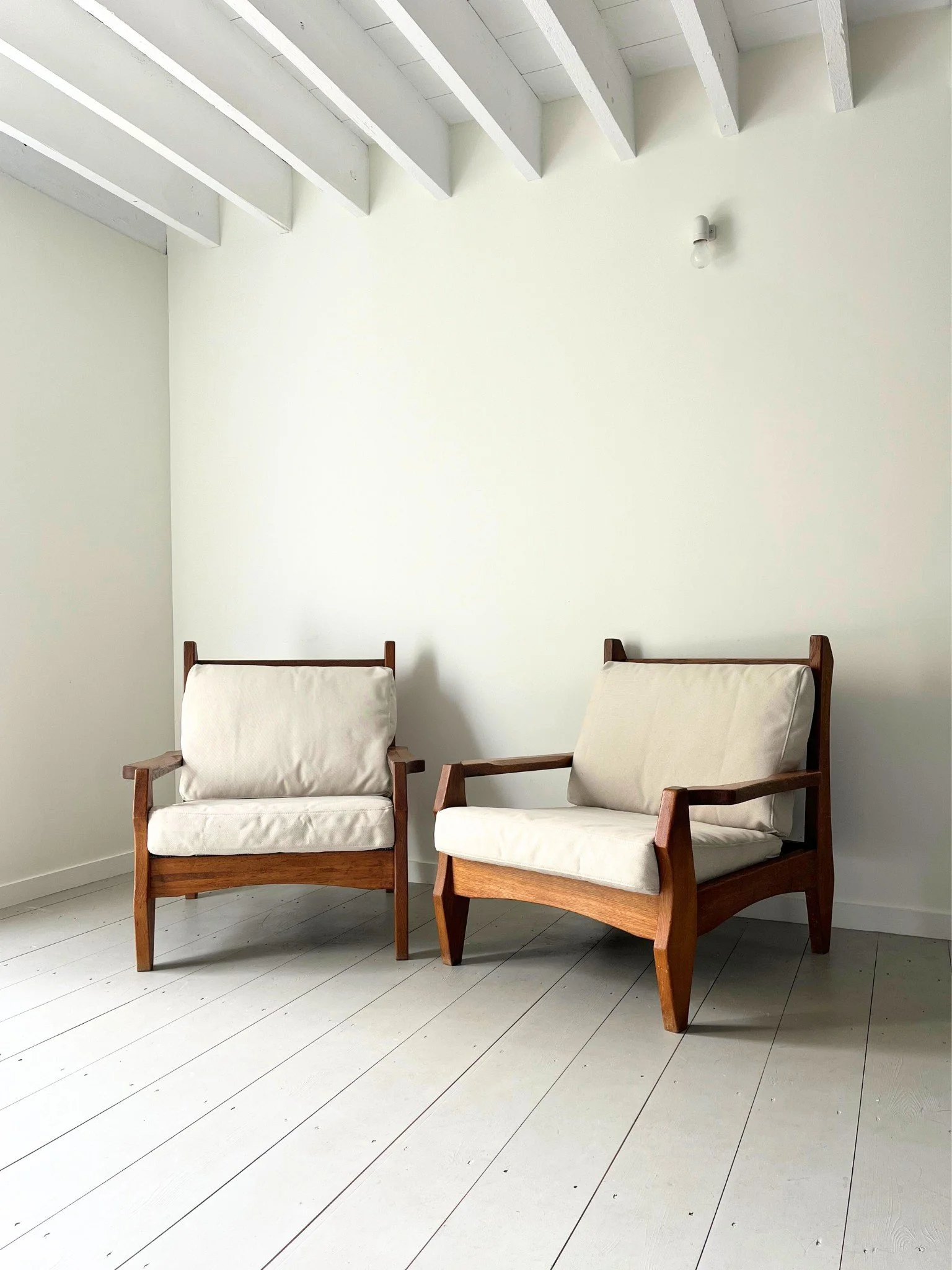 Pair of Brutalist Mid Century oak armchairs, the sculptural wooden frames with angular, architectural lines - Bureau Bruton