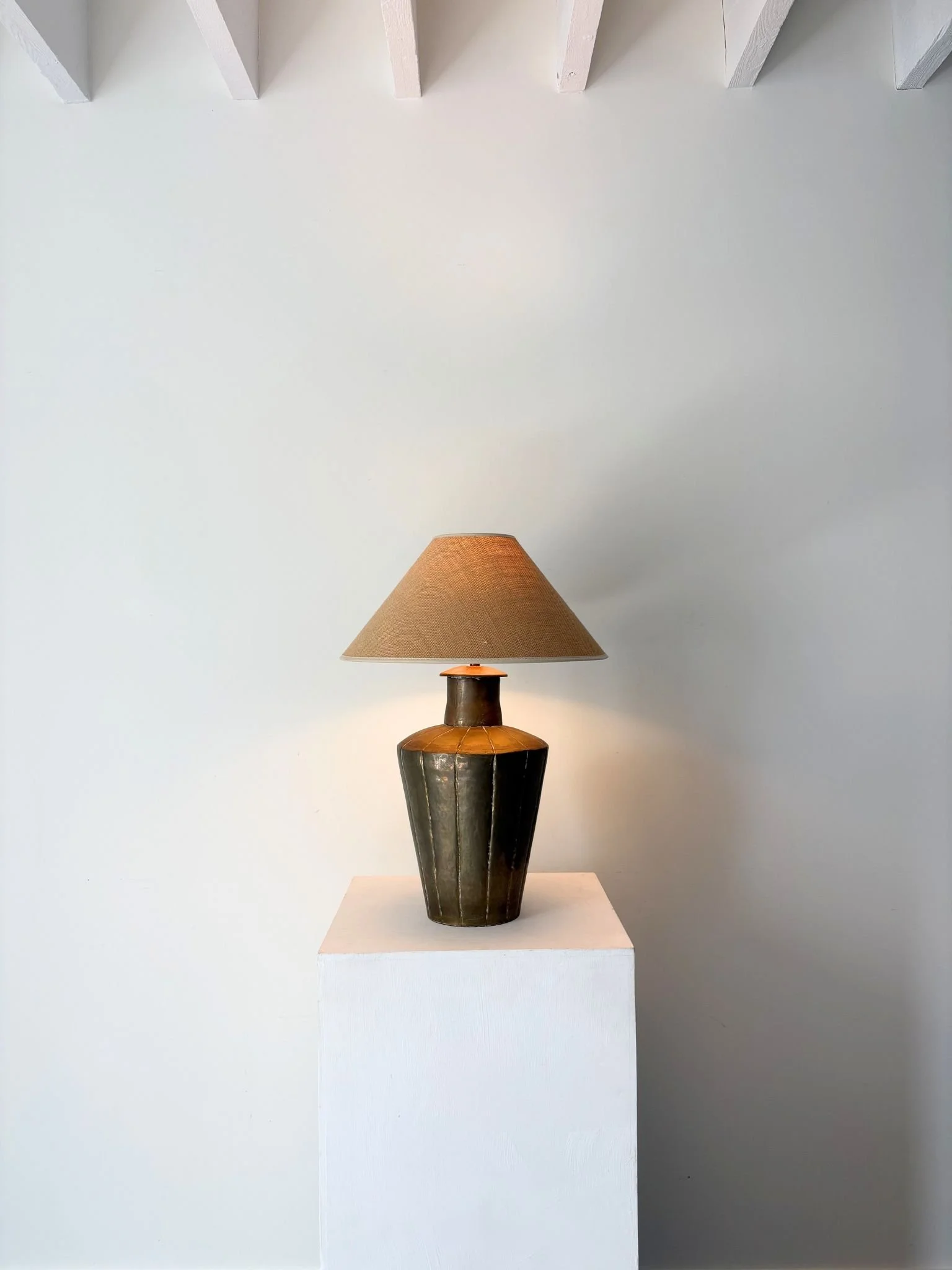 Charming Vintage Brass Lamp With Fluted and Reeded Design - Bureau Bruton