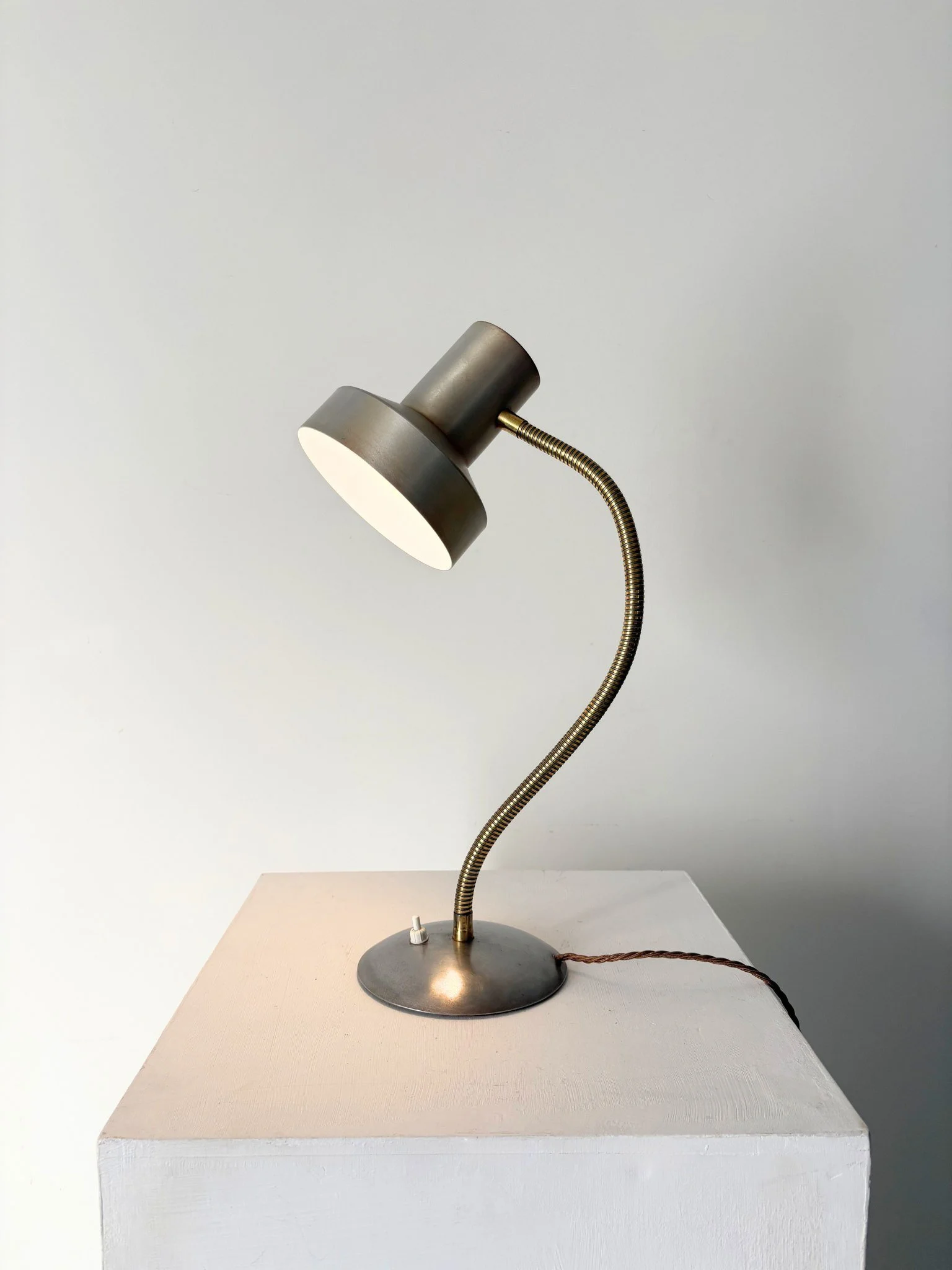 This Mid 20th Century desk lamp balances industrial bauhaus style with a refined elegance - Bureau Bruton