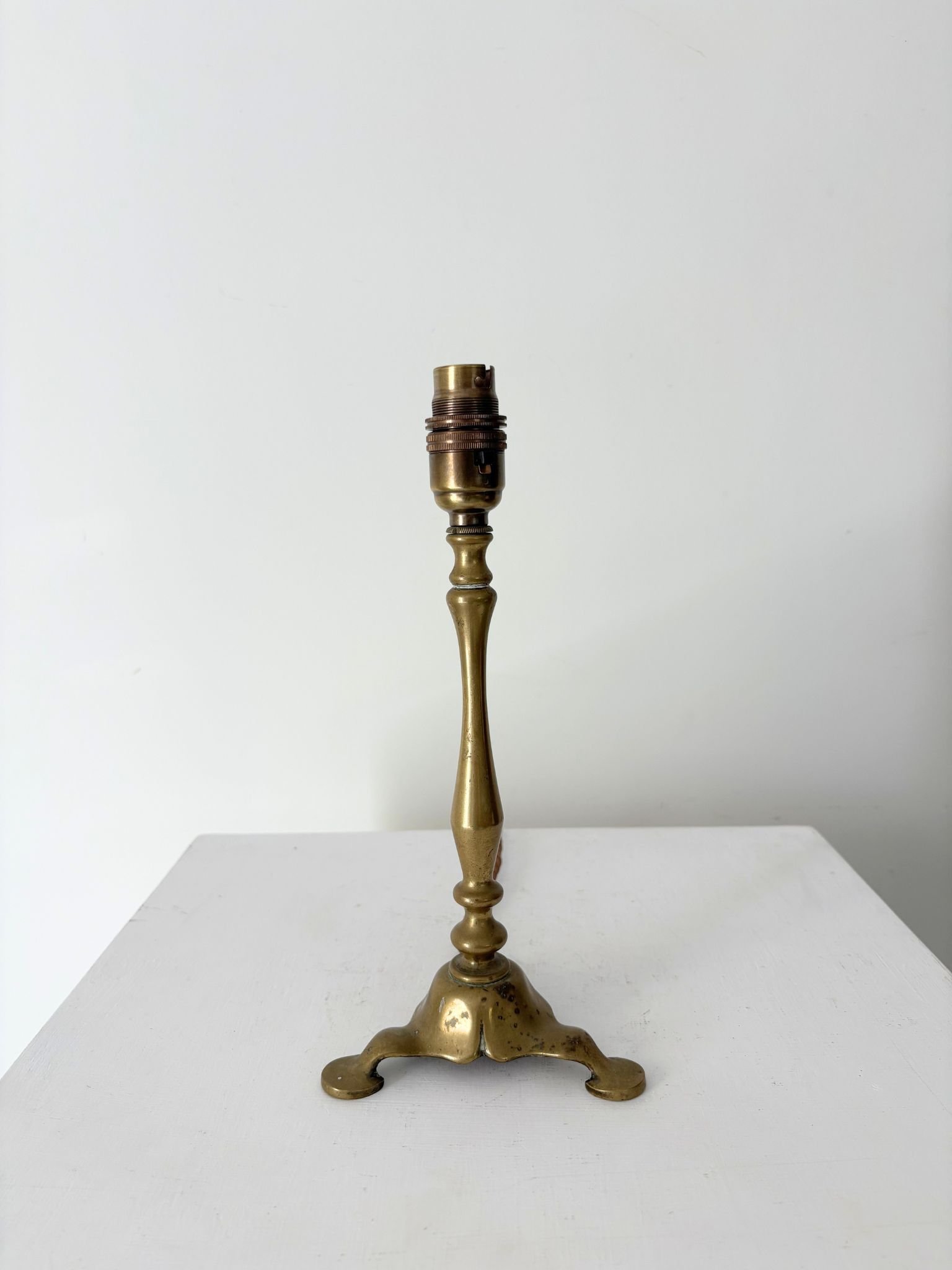Small Antique Brass Table Lamp Or Accent Light - Bureau Bruton