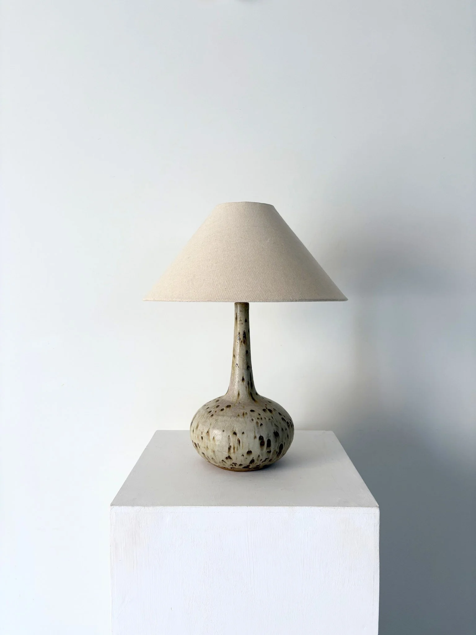 1970s stoneware table lamp with a tactile and distinctive form with a beautiful textured finish and mottled paint work - Bureau Bruton