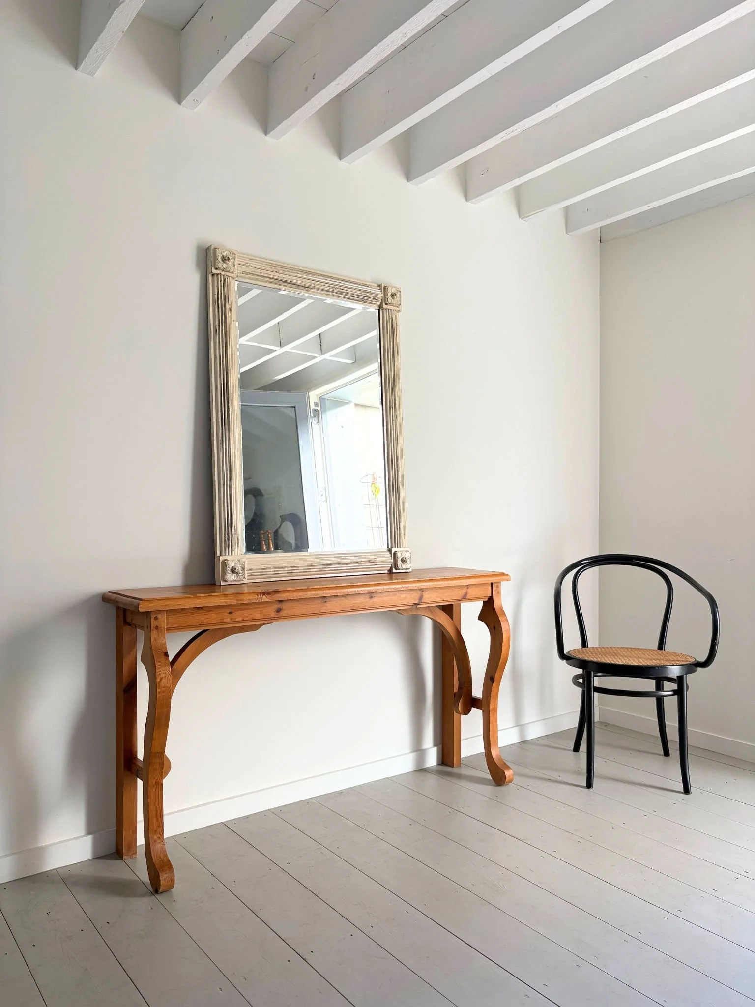 A large wall mirror with neoclassical design cues and a reeded and overpainted wooden frame - Bureau Bruton