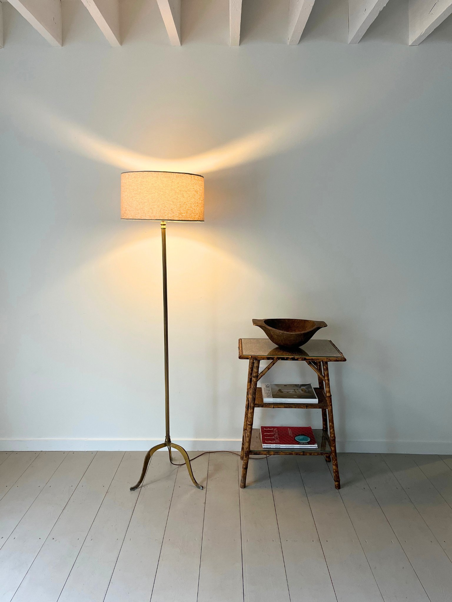 A Mid Century vintage standing lamp with a slim brass stem decorated with reeded detail, supported on three arched legs with splayed feet - Bureau Bruton