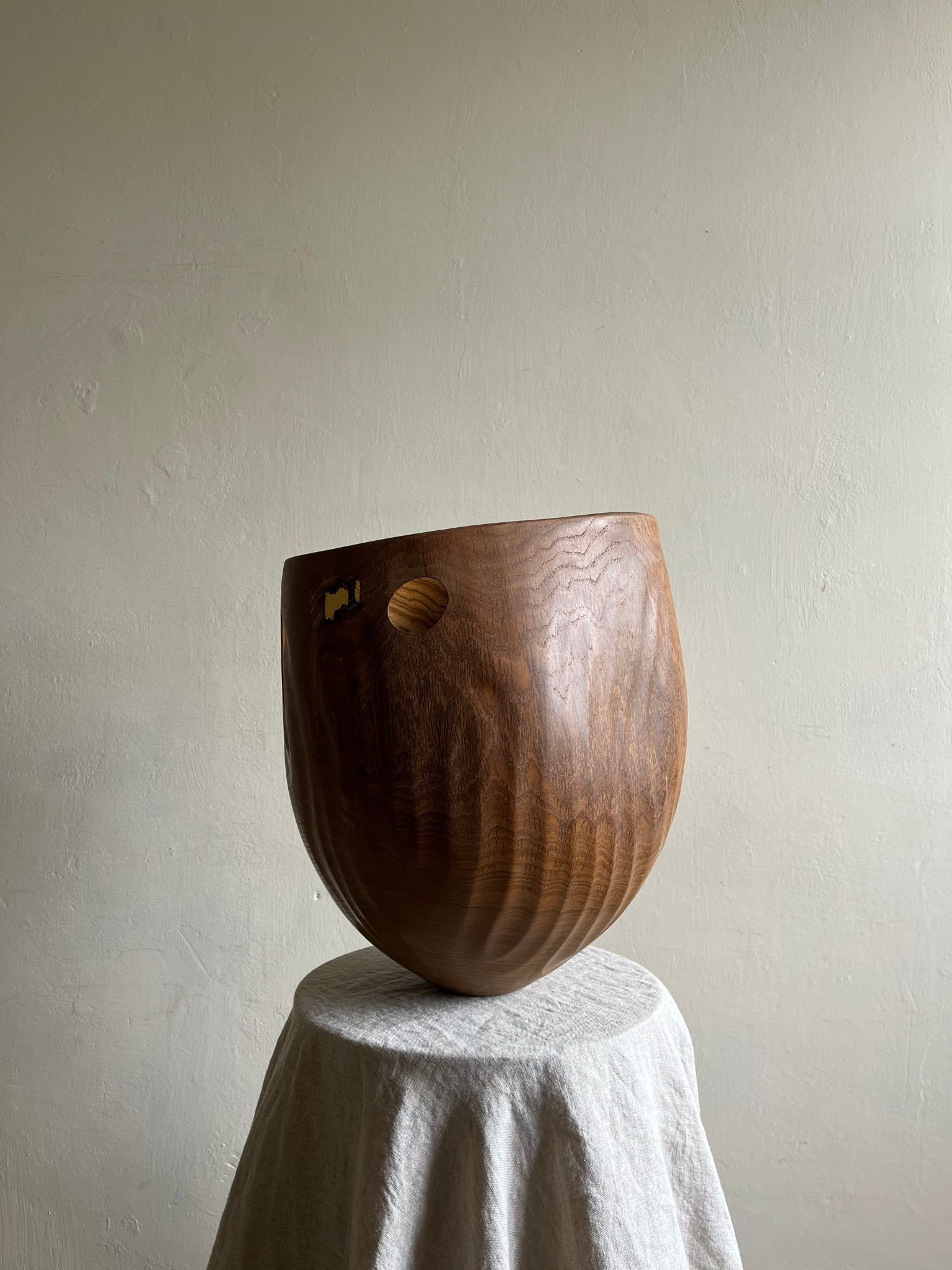 Huge naturalistic carved bowl in solid Laburnum wood with gold accents, by Joel Parkes - Bureau Bruton