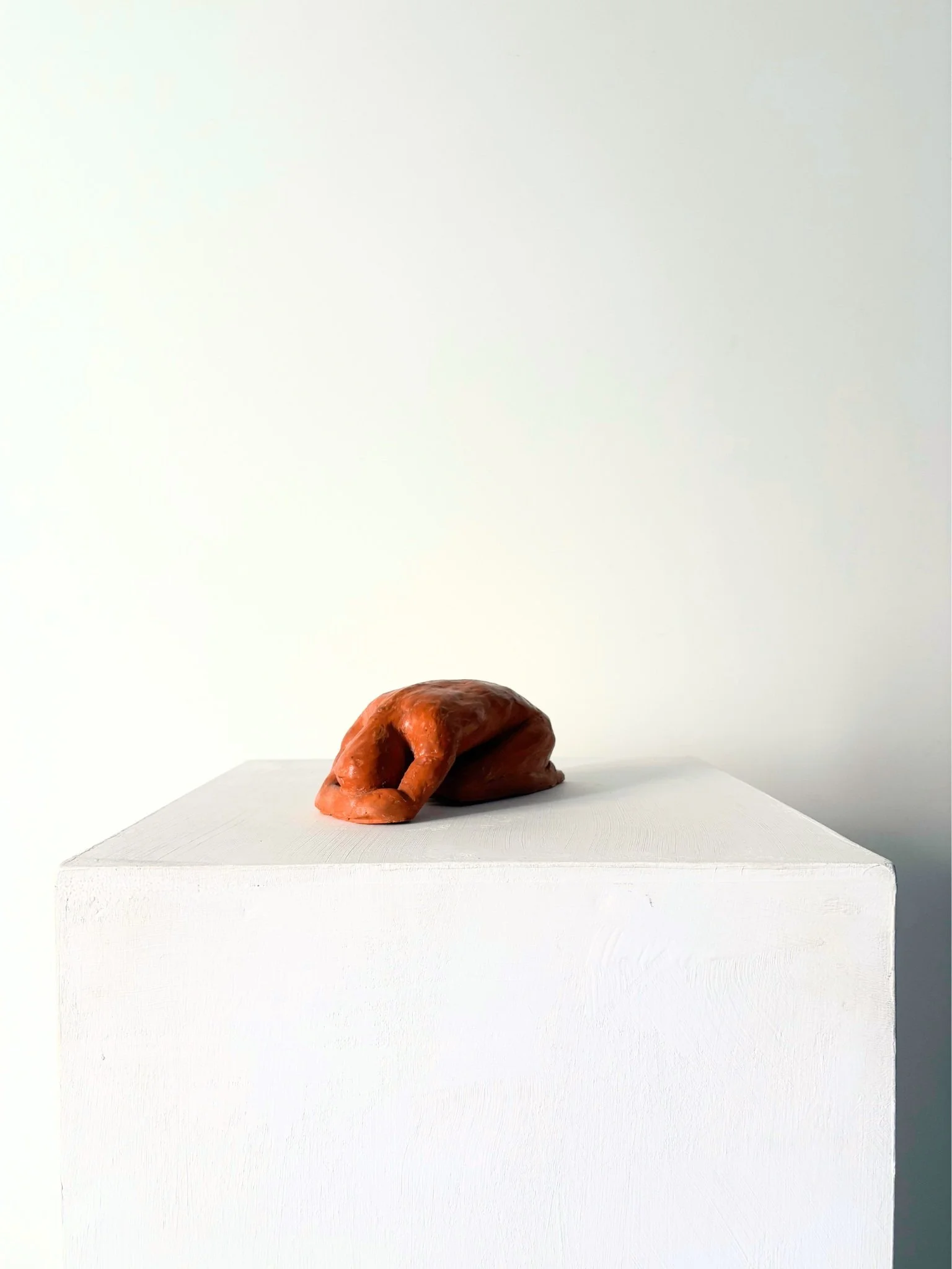 Abstract Reclining Mid Century Sculpture Figure In Terracotta - Bureau Bruton