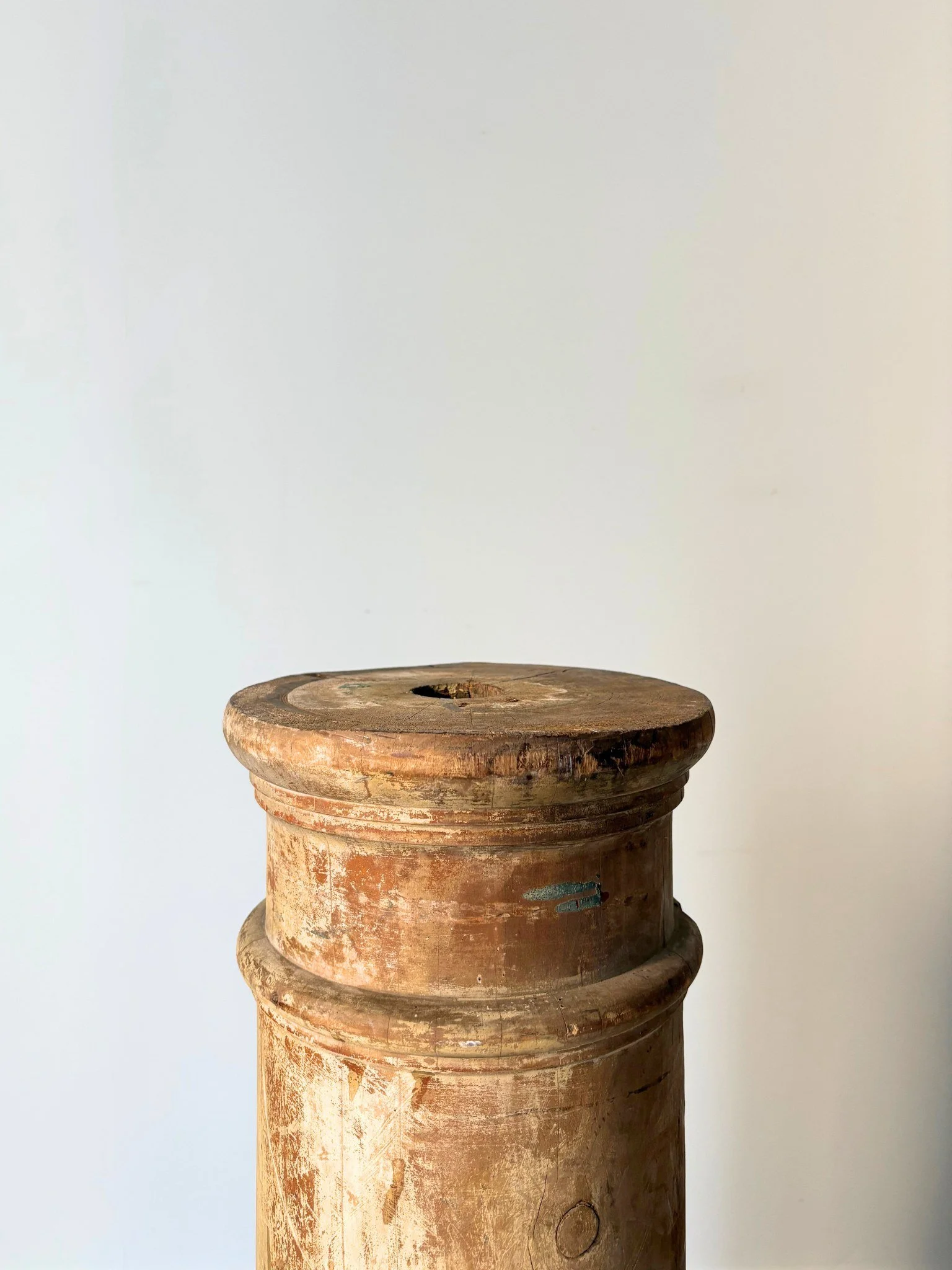 Overpainted Antique Column Pedestal In Wood - Bureau Bruton
