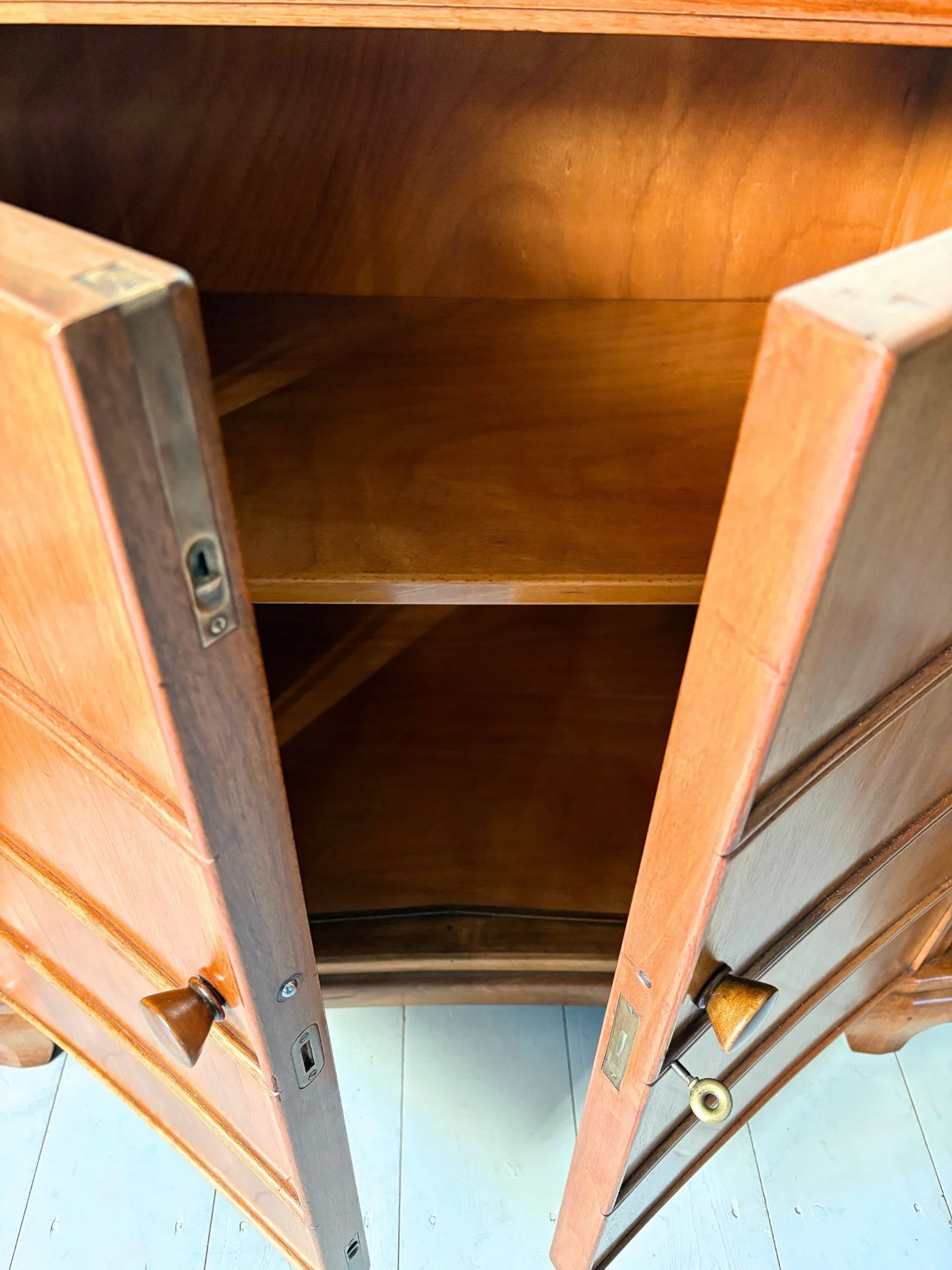 Italian Walnut Credenza Details And Hardware - Bureau Bruton