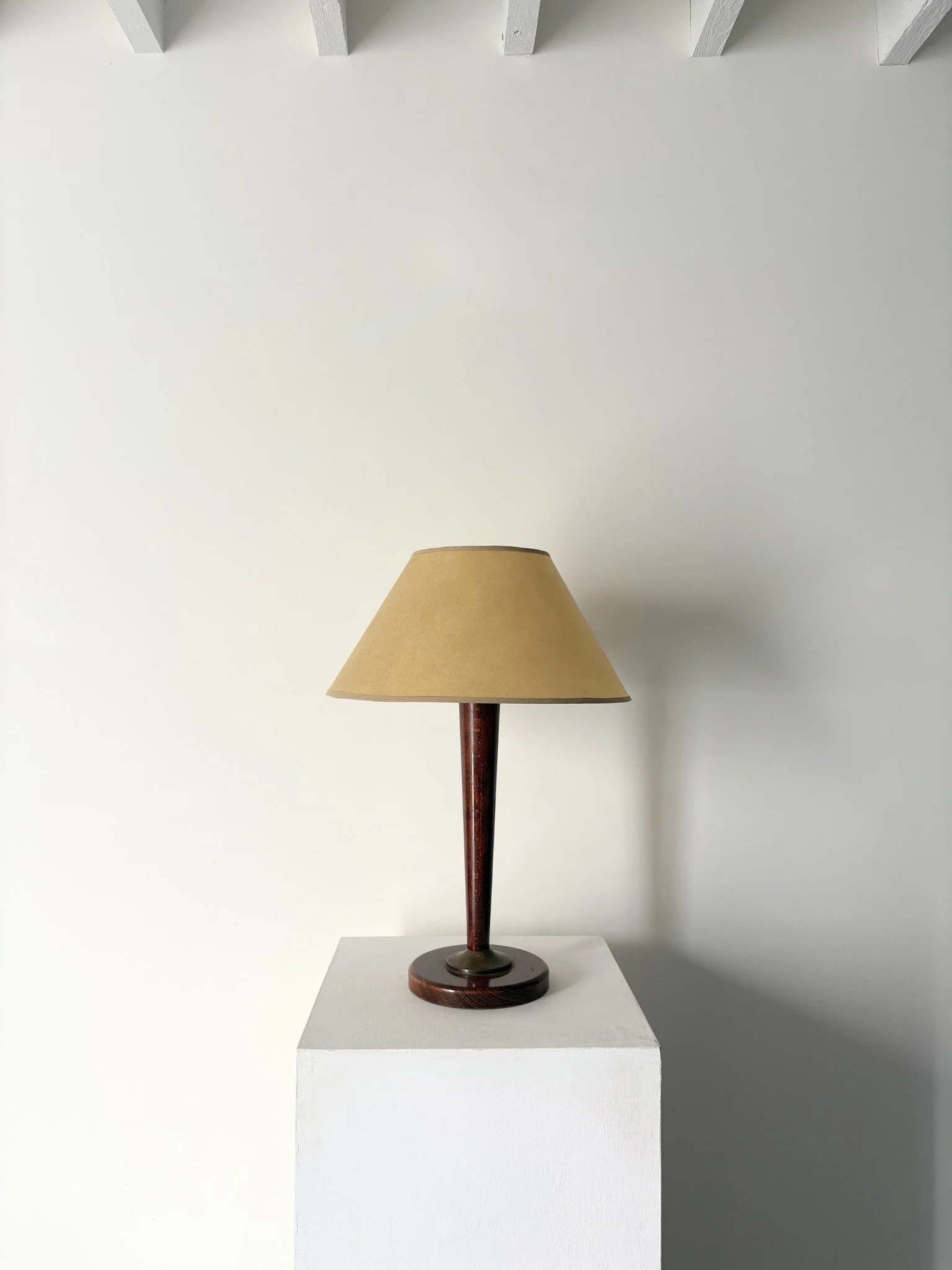 An elegant 20th century French Art Deco wood table lamp with brass accents - Bureau Bruton