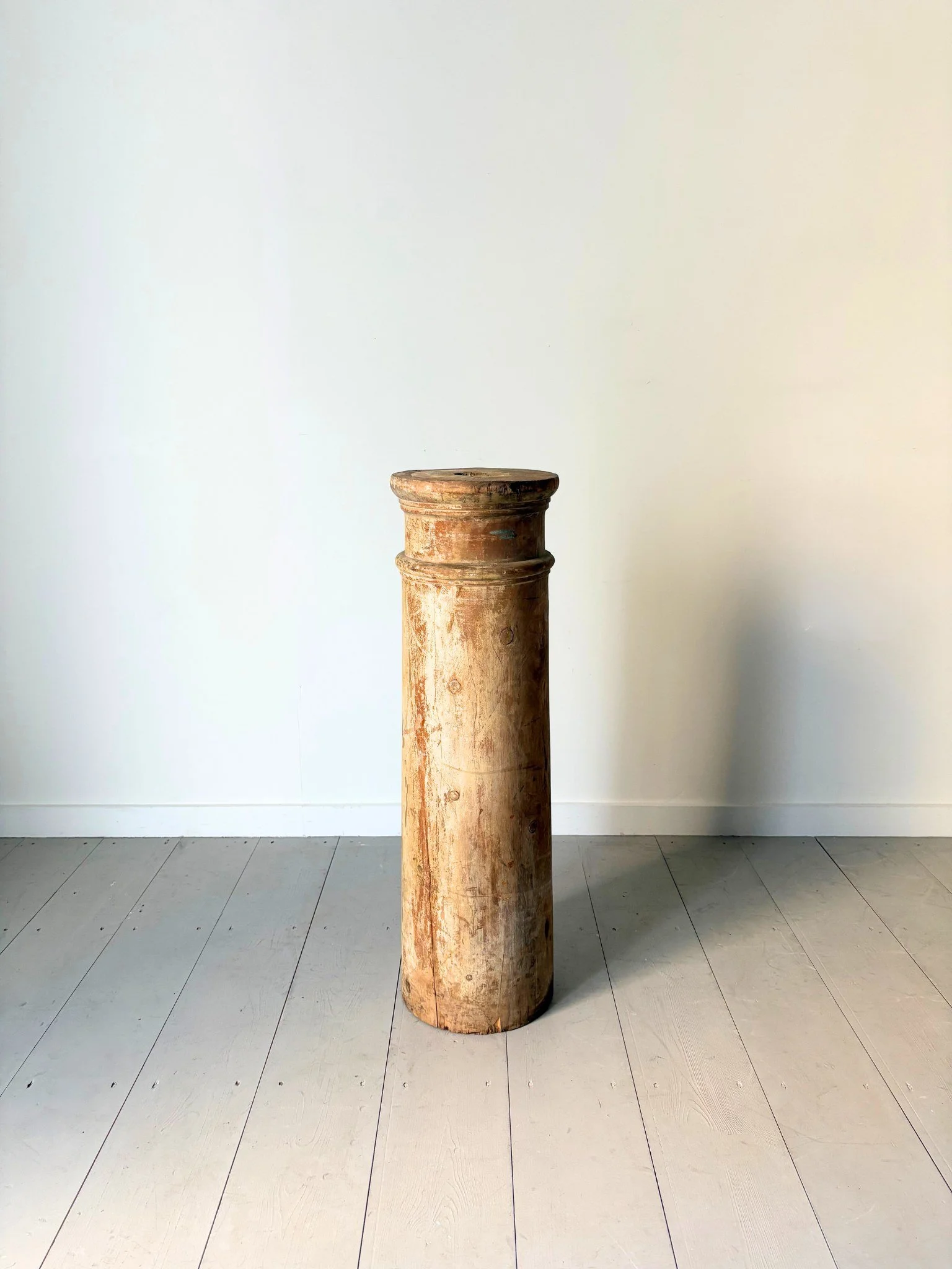 A minimal antique column to add atmosphere to any space - Bureau Bruton Antiques and Vintage Design Shop