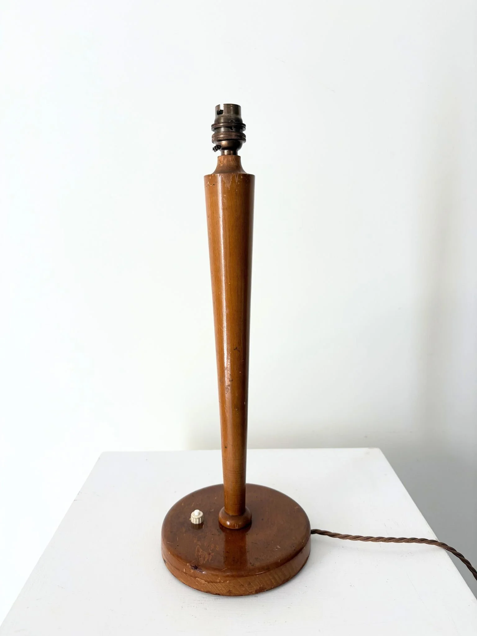 Elegant and Simple Wooden Art Deco Lamp - Bureau Bruton