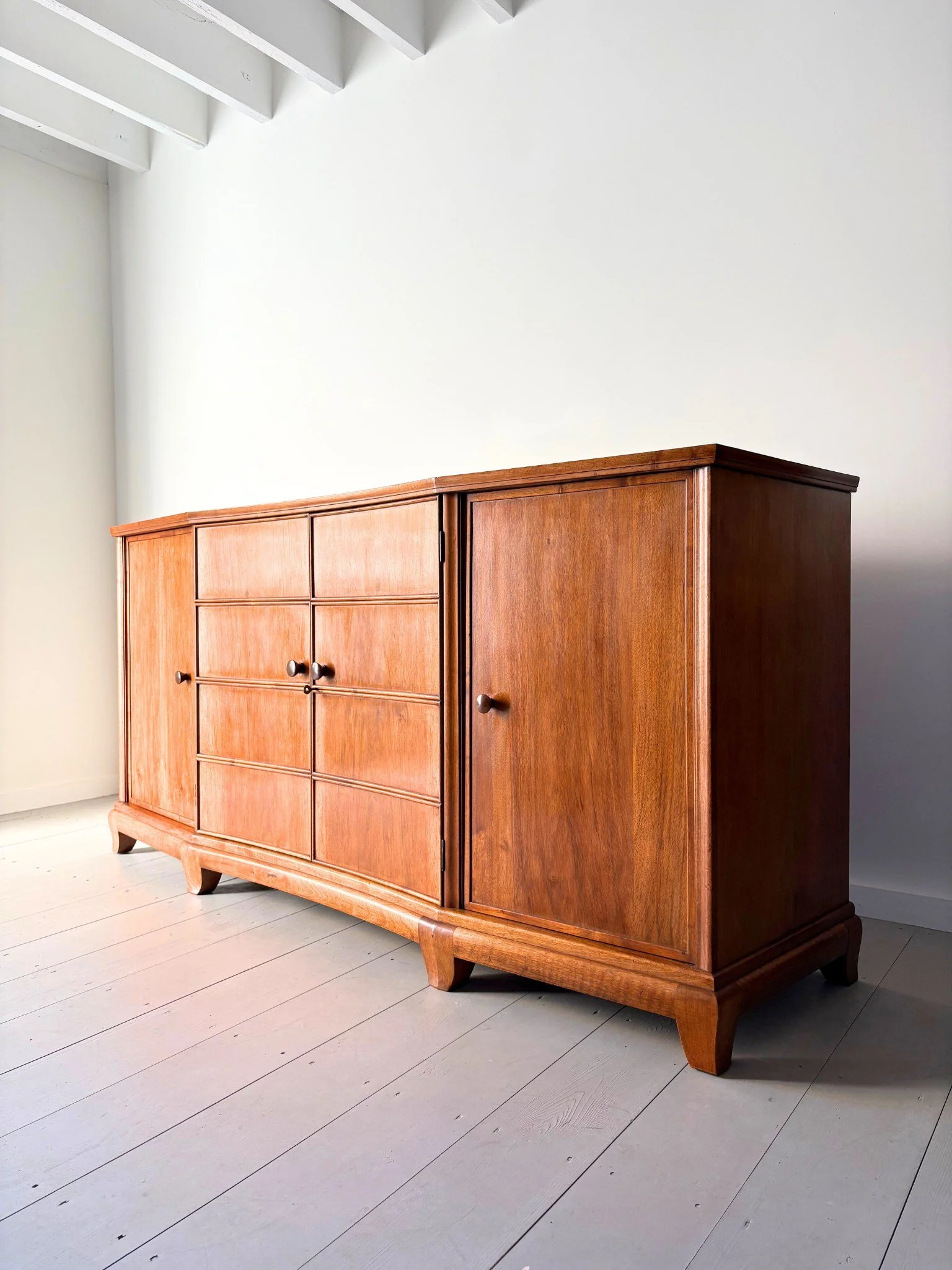A 1930s Italian sideboard or buffet, handmade in walnut - Bureau Bruton