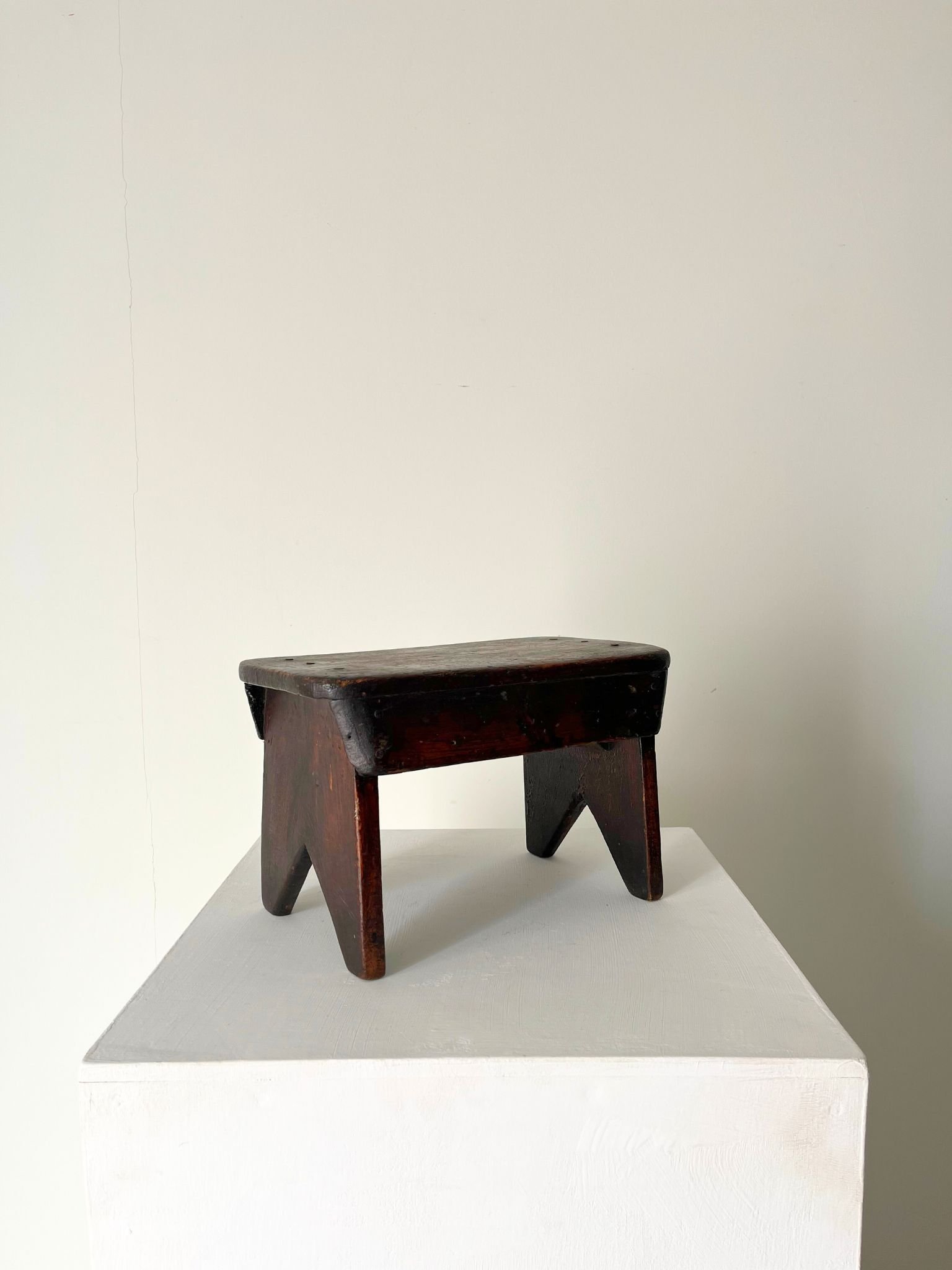 Antique creepie stool with a simple minimalist design - Bureau Bruton