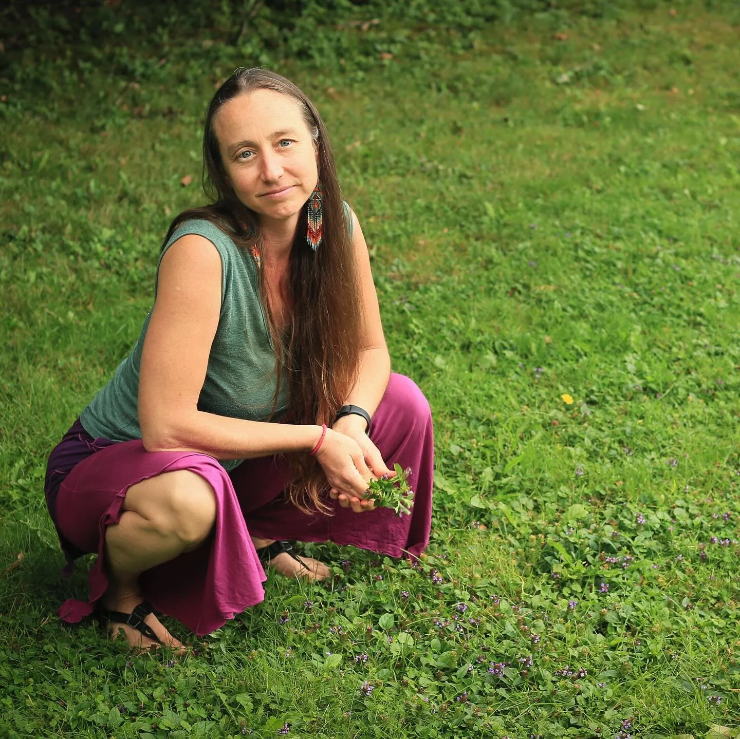 @herbalwombwisdom is somehow able to make a squat look absolutely iconic. All while teaching me to find Self Heal (Prunella vulgaris) in the grass at the park!