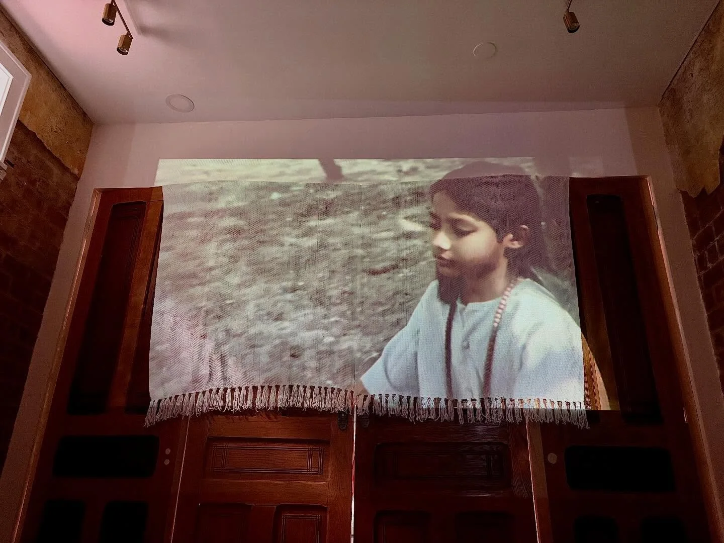Movie Night, but make it Chakra. 📽️🧘🏻&zwj;♀️✨ Shout out to the 300HR YTT students studying Paramahansa Yogananda with Mandi Gray of @tranquilgrowthyoga. We are SO proud of the work you are doing!

🎞️ d&rsquo;jour: Awake, The Autobiography of a Yo