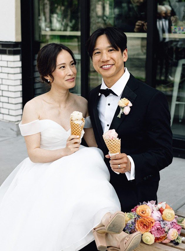 Sulgi and Kevin ejoying ice cream during cocktail hour