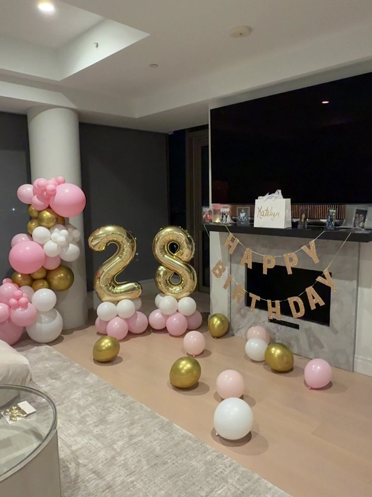 Helped my brother surprise his sweet girlfriend for her BIRTHDAY this week🎉 Happy Birthday to Katelyn!! 
.
.
.
Should we start offering room set-ups?! 

#boston #bostonma #birthdays #birthdaydecor