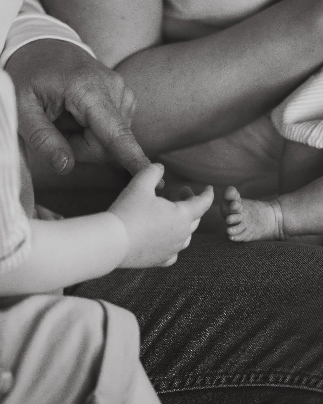 Welcoming baby Stamper into the world was such a joy to witness during this beautiful shoot-along mentoring session with the ever so lovely @riverandpear  There&rsquo;s something magical about those first few weeks at home&mdash;the quiet moments, th