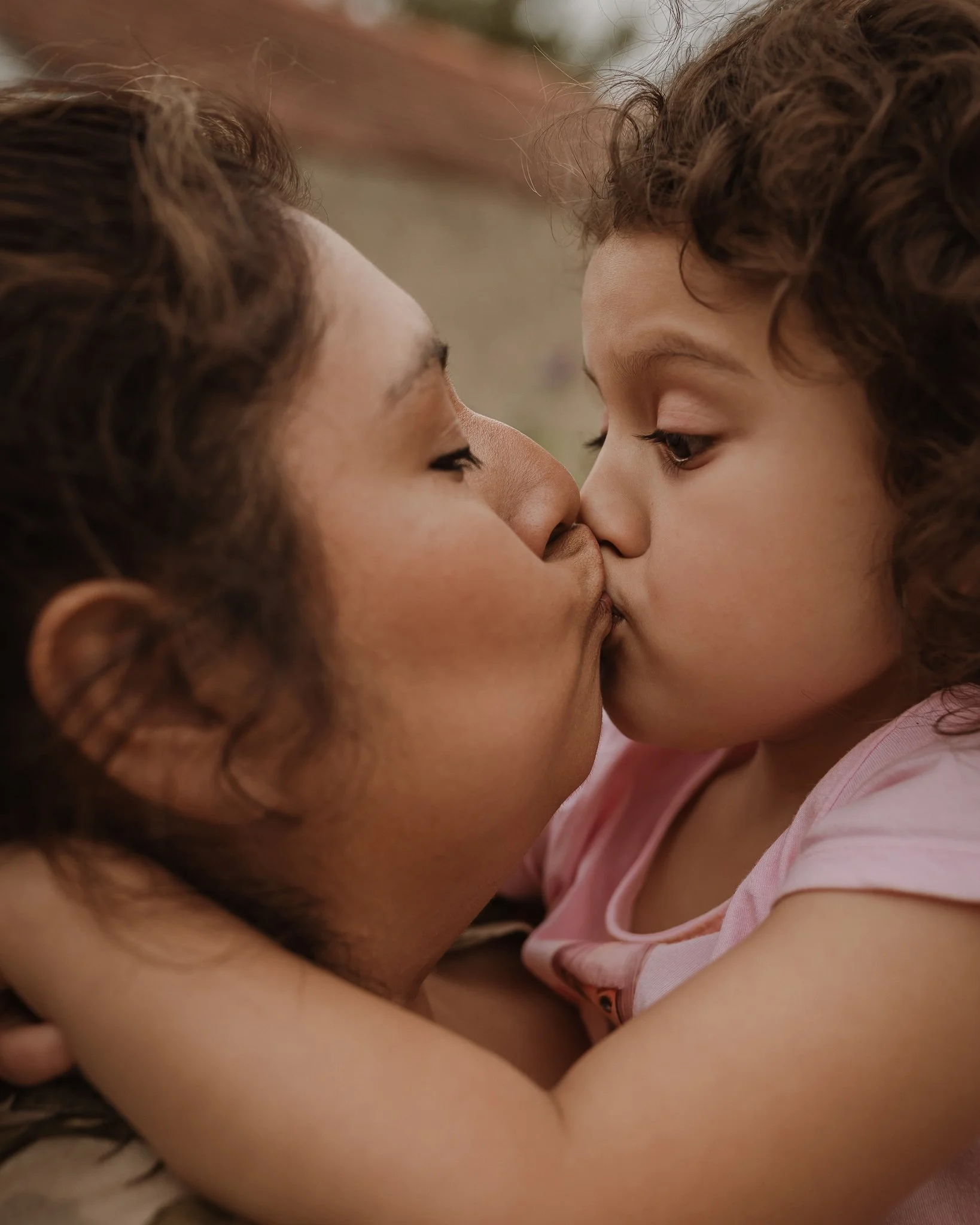 Some family stories unfold quietly, gently&hellip; and others arrive with the most beautiful mix of celebration, fresh starts, and love that&rsquo;s been years in the making. ✨

Photographing the Haslam family in the lead-up to Jhuliana &amp; Erron&r