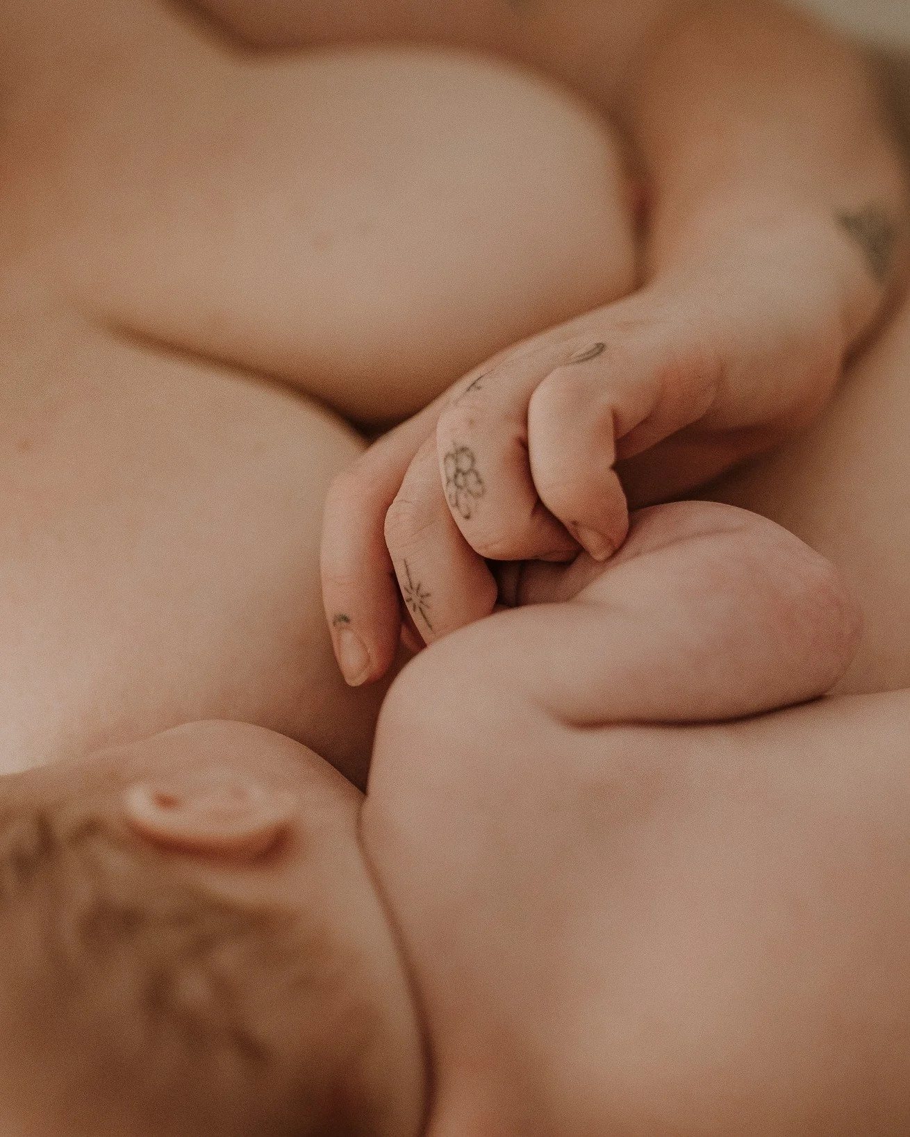 Some sessions imprint themselves on your heart forever, and my bath-tub breastfeeding session with Sophie and her beautiful twin girls, Flora &amp; Luna, is one I&rsquo;ll never forget. ✨

There was something almost sacred about the quiet rhythm of t