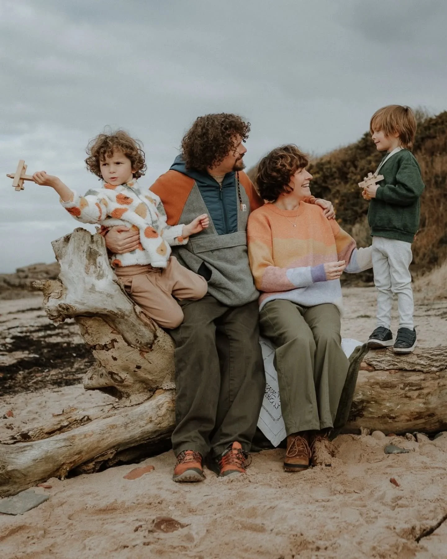 February beaches always have a kind of magic about them...wild skies, salty air, windswept hair and little hands clutching treasures found along the shoreline 🤍

Spending the morning with the Lucy-Lloyd family at Half Moon Bay felt less like a photo