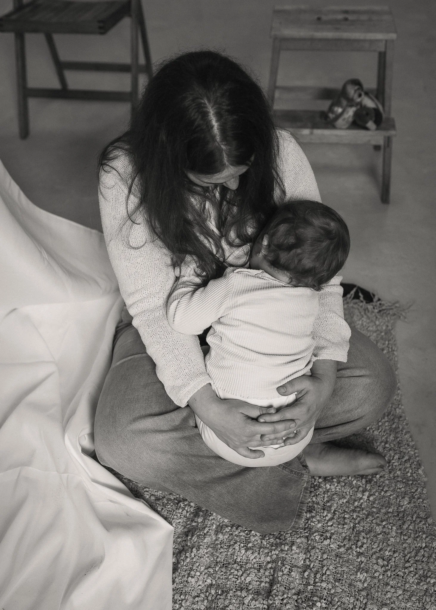 Black and white photo of Lisa & Cai breastfeeding in the studio