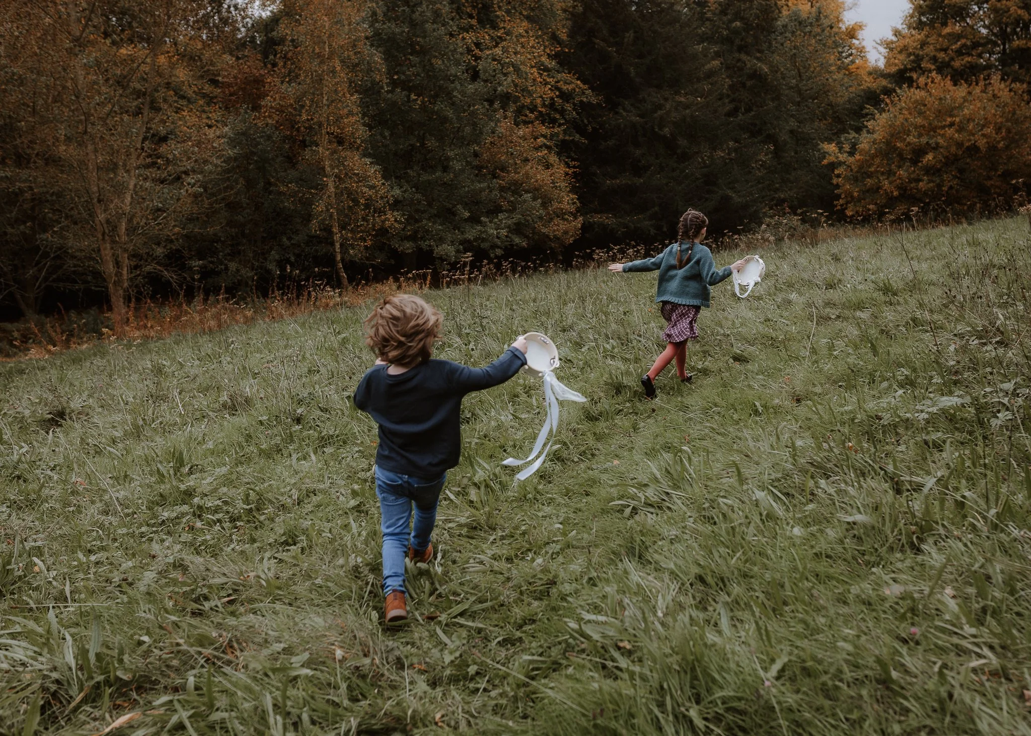 children running free at autumn mini sessions