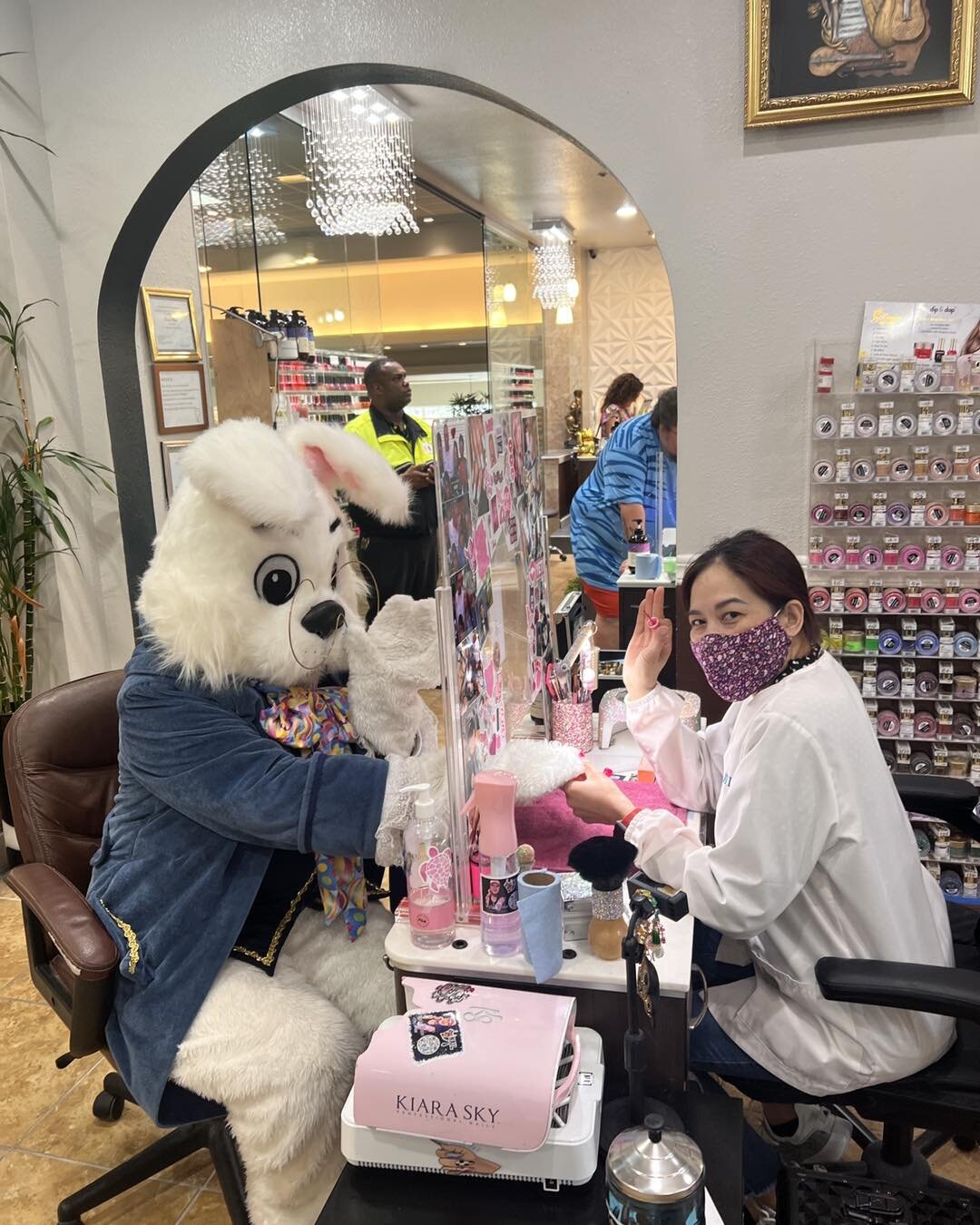 Every-bunny needs a fresh set for the holiday! 💅🏻 Hop into @mtvnails_couturespot at La Palmera to complete your Easter look.
