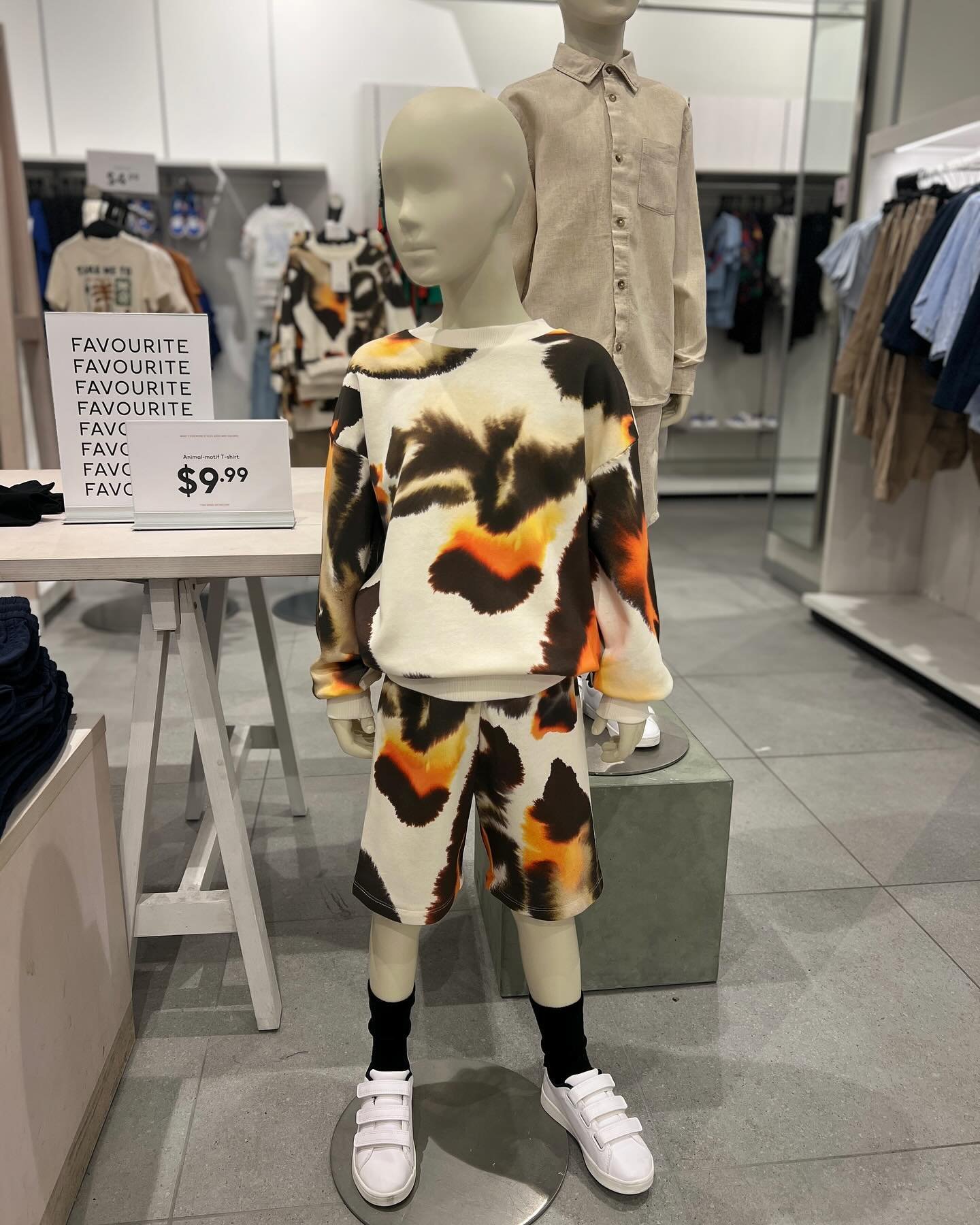 Style the kiddos in works of art by @ropvanmierlo 🦒🐻🦌 Shop this wild collection at @hm_kids upstairs at La Palmera.