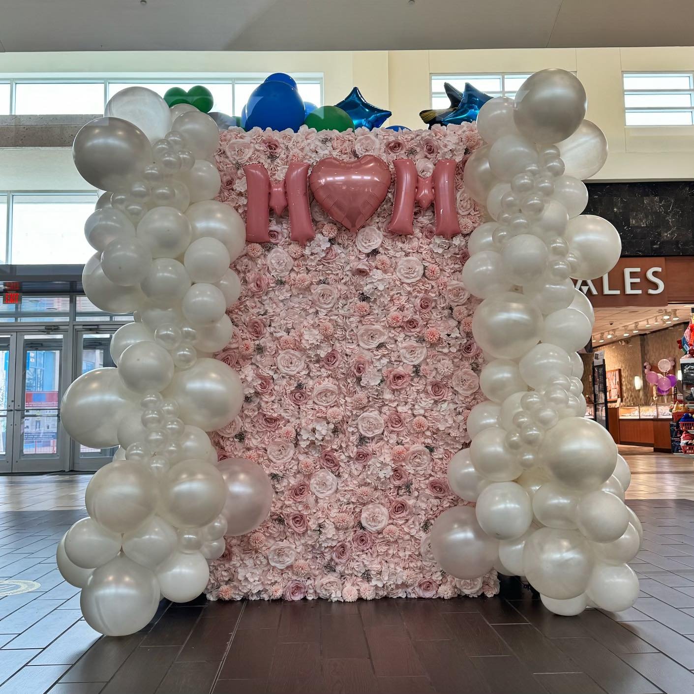 Celebrate M🤍M at La Palmera this weekend with shopping and dinner! And be sure to snap a pic at our balloon wall in Center Court to capture the memory. 📸💐 #happymothersday