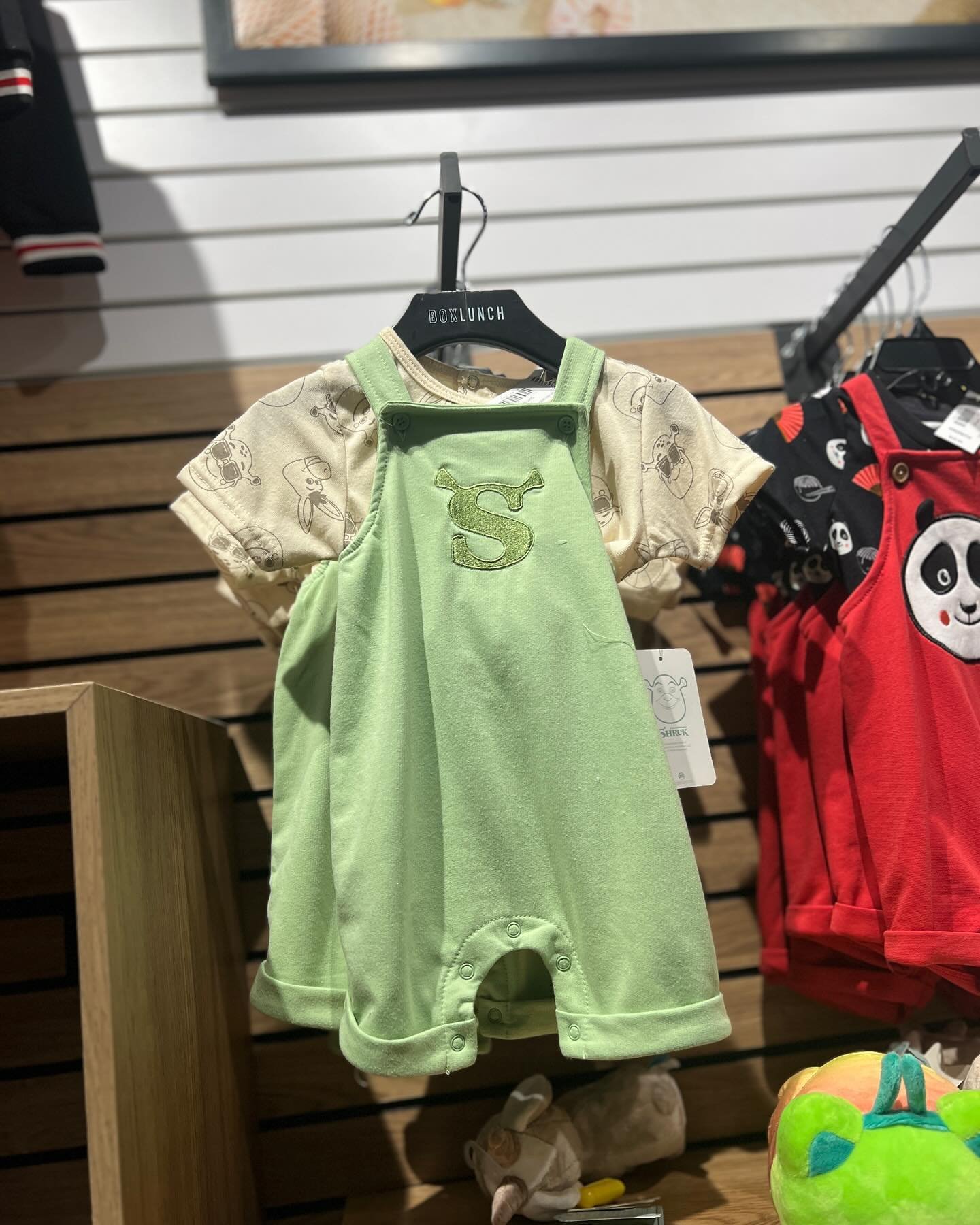 Did you know @boxlunchlapalmera has apparel for infants and toddlers? Even the little one can represent your favorite ogre, wizard, or princess!