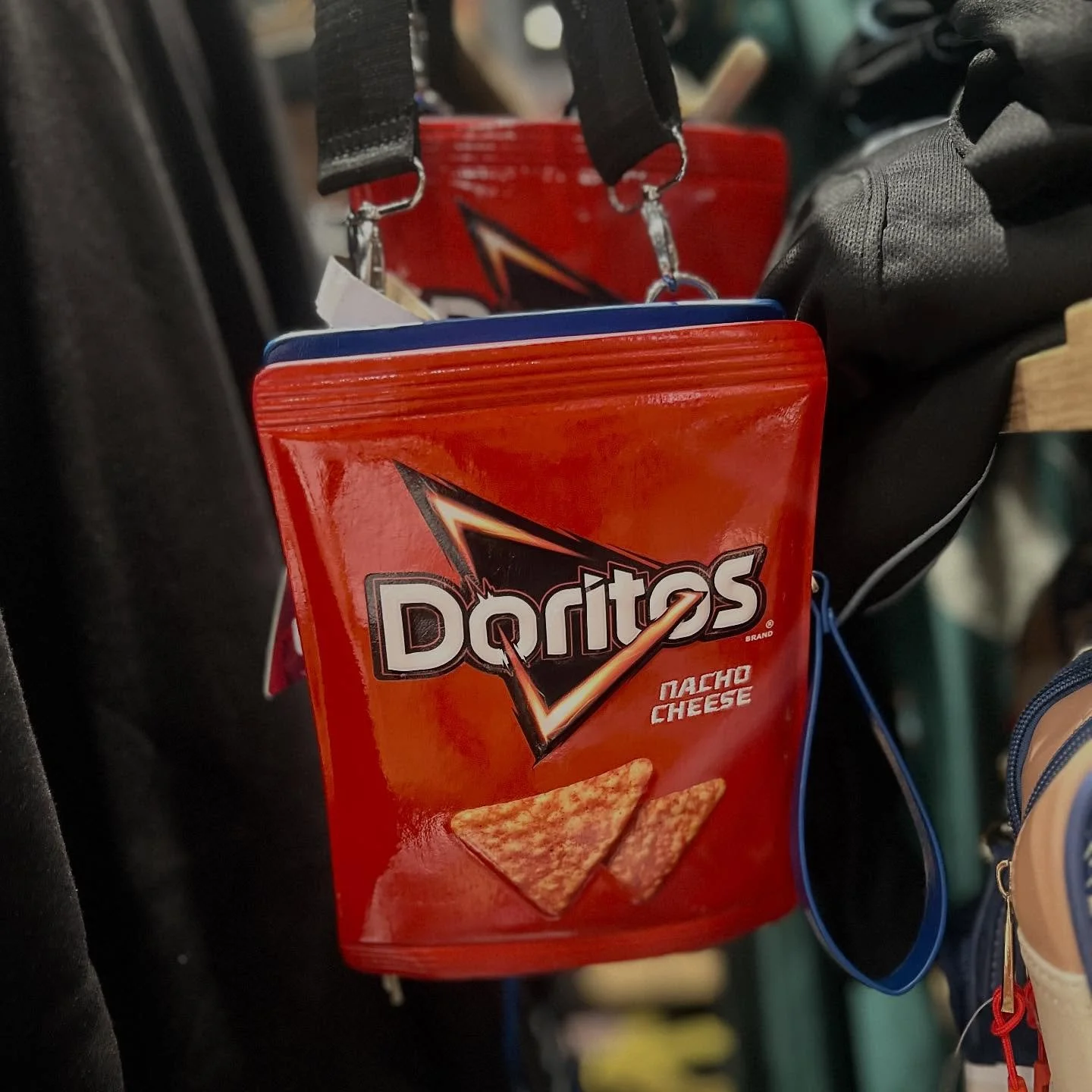Happy handbag Monday! Here are some novelty options to match your likes from @boxlunchgifts