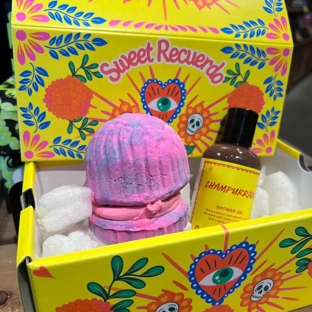 Celebrate all the joys life has to offer this Día de Muertos with the bright and bold Cempasúchil Bath Bomb to uplift your spirits as the rich and decadent Champurrado Shower Gel wraps you in a comforting blanket of nostalgia. Available