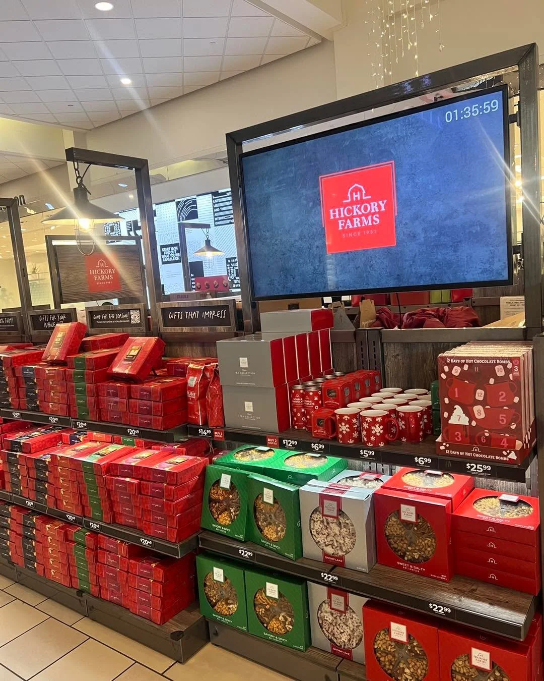 Don&rsquo;t show up empty-handed to those holiday parties! The meats, cheeses, and all the sweets have arrived at La Palmera. Visit the @hickoryfarms kiosk located between Oakley and Lululemon for holiday gifts that impress. 🎁