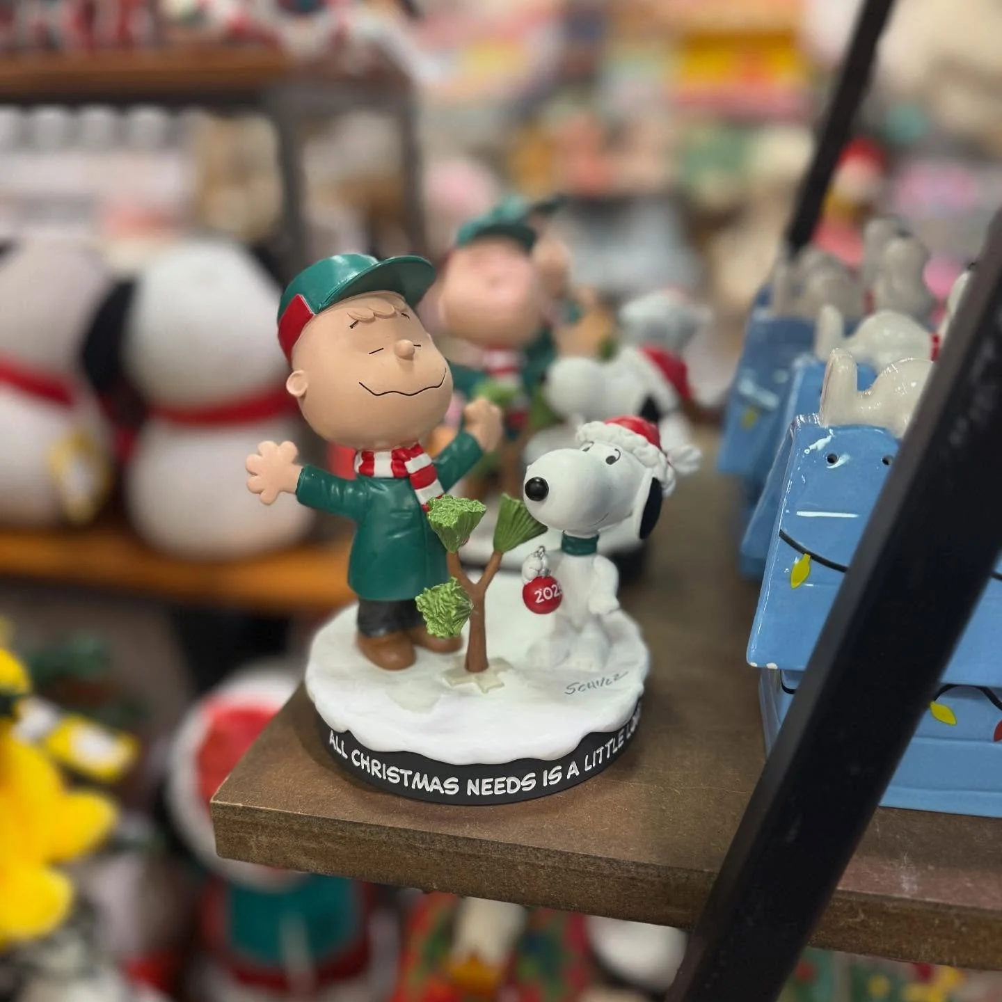 &ldquo;All Christmas needs is a little love.&rdquo; ☺️ Peanuts Christmas collection available at @trudyshallmarktx on the upper level at La Palmera. 🎄