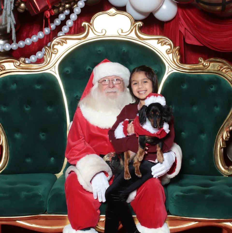 Today is the last Pet Night of the season! 🐾🎅🏼Bring your four-legged friends to La Palmera for an un-fur-gettable memory with Santa from 5pm-8pm in Center Court. Pets must remain on a leash or in a carrier at all times. Walk-ups are welcome, but g