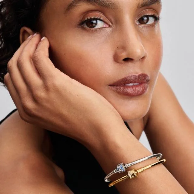 Holiday gifting just got easier. Your Pandora purchase includes a free bracelet, so you can check one more gift off your list (or keep it for yourself). Spend $145 and receive a free sterling silver bracelet or spend $285 or more and receive a free 1