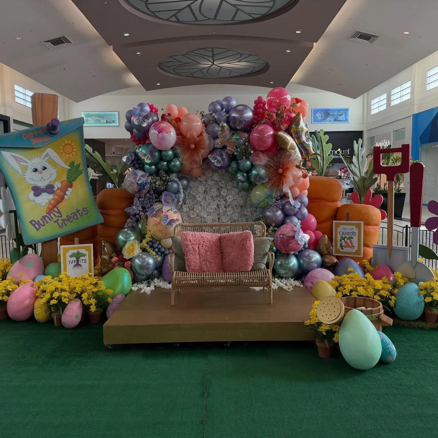 Only one more sleep until the Easter Bunny is here! ⏰🐰 Be the first to get your photo with Bunny this season to share with friends and family.👒🐣🥕

Visit LaPalmera.com to book a Snap Pass and hop the line on the day and time that works best for YO