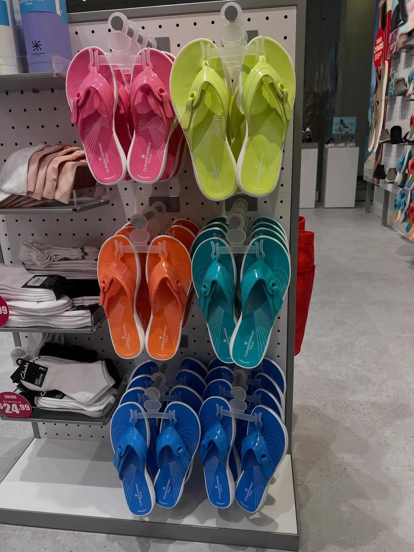 Who else is ready for a fun and comfy 👌 spring break? 🌴 ☀️ Walk on clouds this season with sandals from @cloudsteppers_usa at La Palmera. ☁️🩴