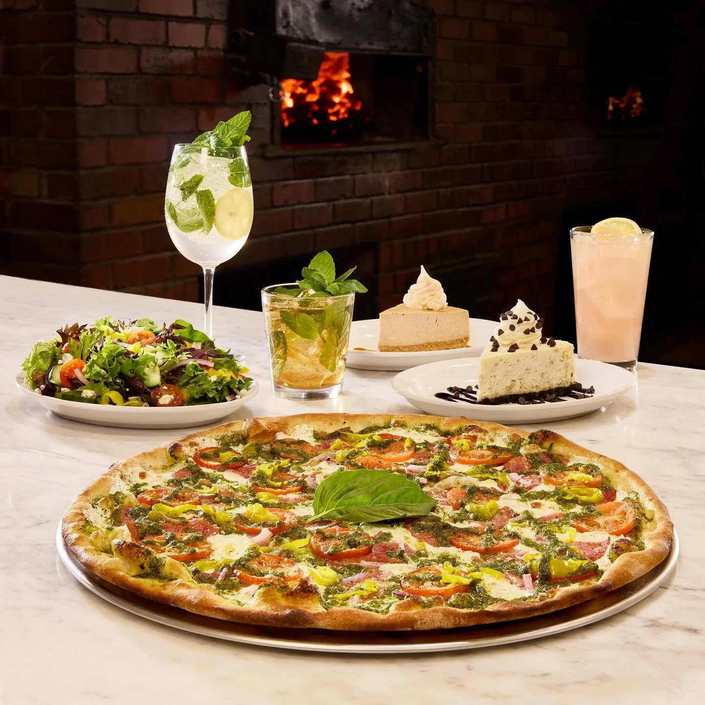 Happy National Cocktail Day! 🍹Celebrate at @grimaldispizzeria with their Garden of Flavors 🍃 menu featuring seasonal cocktails like the &ldquo;Hugo Spritz&rdquo; and &ldquo;Mint Julep,&rdquo; which pair nicely with the Italian Hero Pizza (their spi