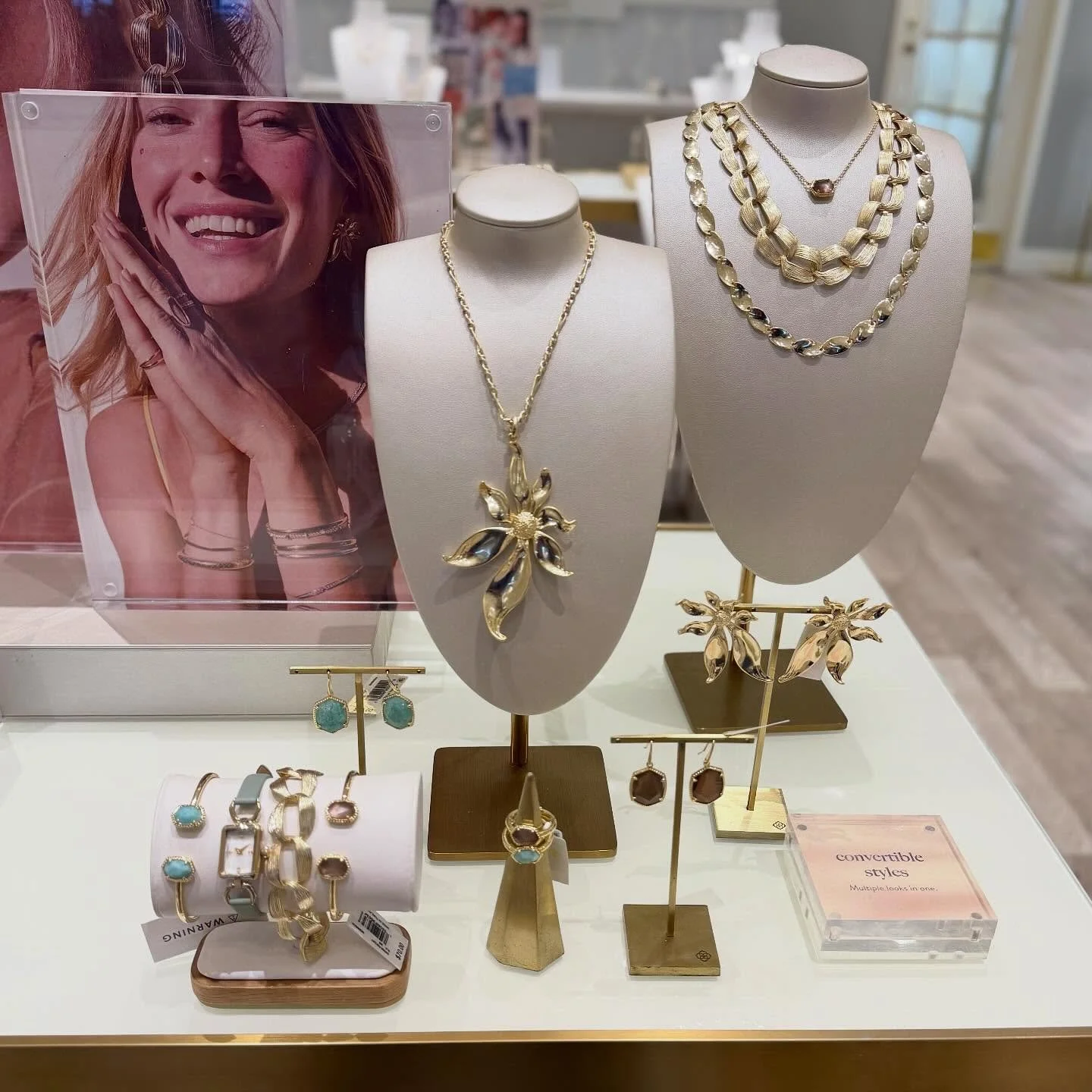 La Palmera&rsquo;s Kendra Scott has launched its new collection this spring with new prices and new sparkles just in time for Mother&rsquo;s Day! ✨💕 Visit the @kendrascott store in Center Court.