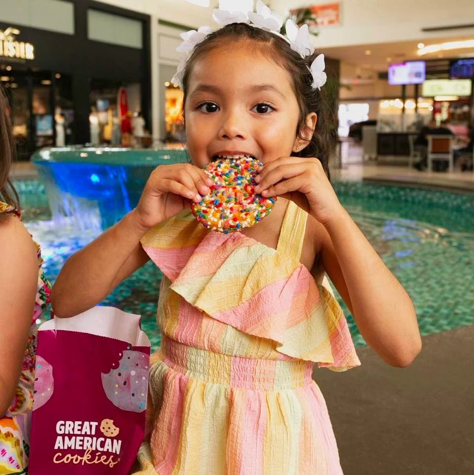 TGIF! Nothing like a little after-school snack and shopping to kick off the weekend. 🍪🛍️⛲️☀️ Visit @greatamericancookiescctx on the upper level AND in Center Court for a fresh baked treat.